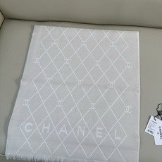 CHANEL 菱格网格贯穿整个面料,搭配分散双C logo,底部印有CHANEL字母,100%绵羊毛(专柜版本绵羊毛双面 CHANEL 菱格网格贯穿整个面料,搭配分散双C logo,底部印有CHANEL字母,100%绵羊毛(专柜版本绵羊毛双面