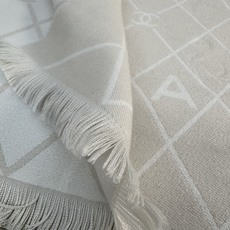 CHANEL 菱格网格贯穿整个面料,搭配分散双C logo,底部印有CHANEL字母,100%绵羊毛(专柜版本绵羊毛双面 CHANEL 菱格网格贯穿整个面料,搭配分散双C logo,底部印有CHANEL字母,100%绵羊毛(专柜版本绵羊毛双面