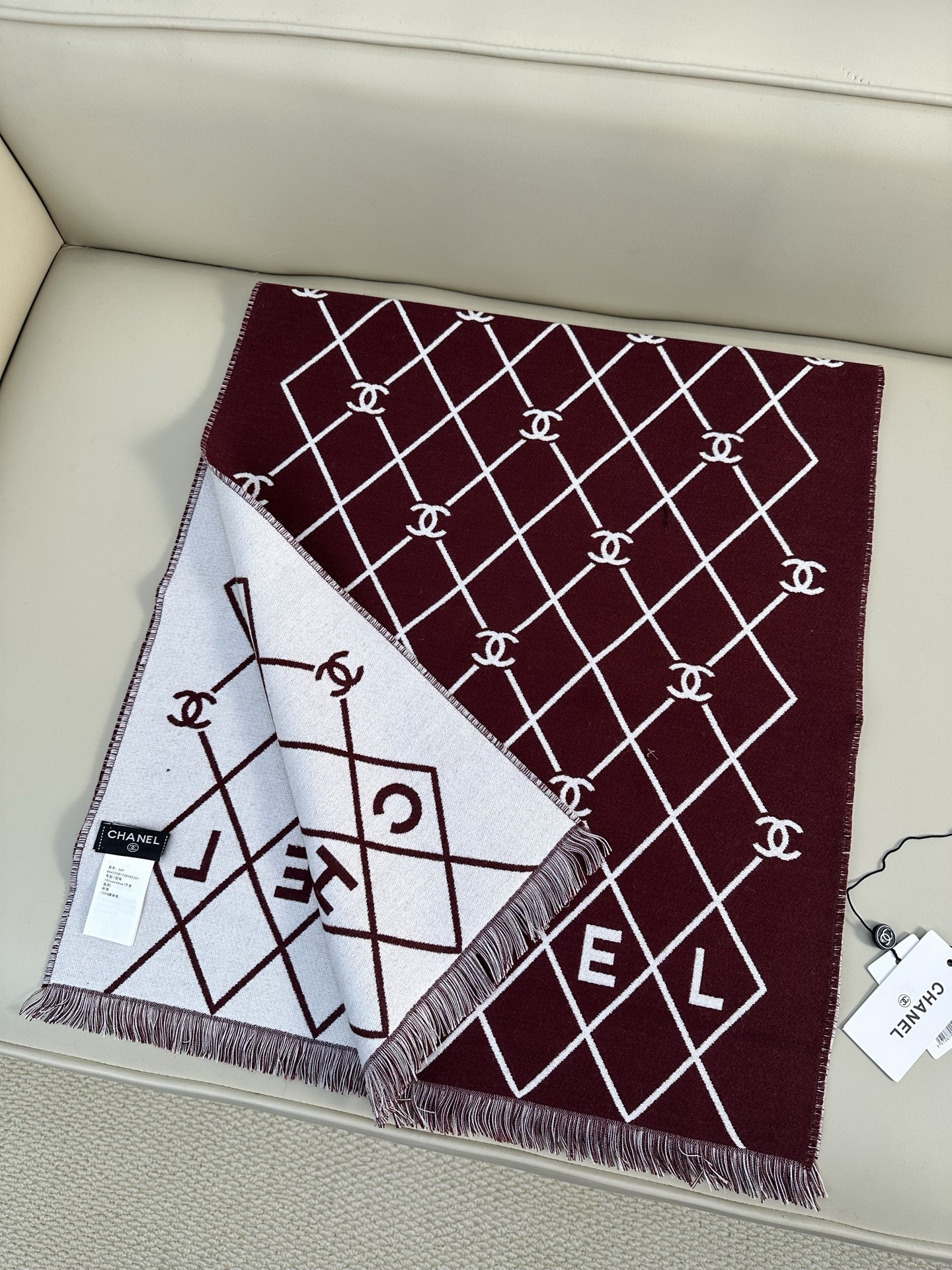 CHANEL 菱格网格贯穿整个面料，搭配分散双C logo，底部印有CHANEL字母，100%绵羊毛（专柜版本绵羊毛双面