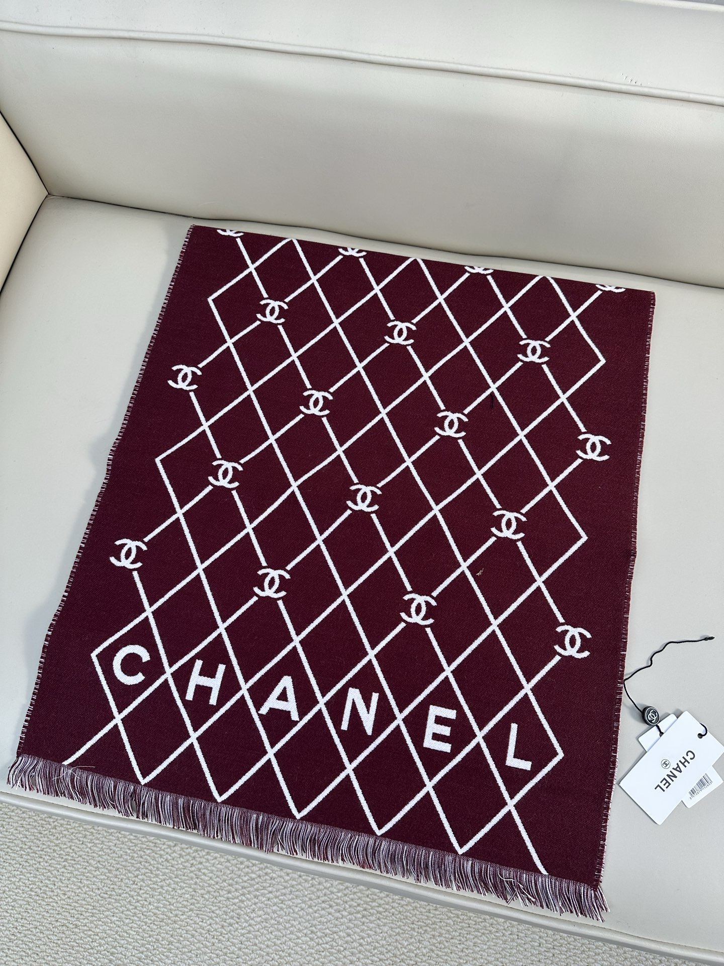 CHANEL 菱格网格贯穿整个面料，搭配分散双C logo，底部印有CHANEL字母，100%绵羊毛（专柜版本绵羊毛双面
