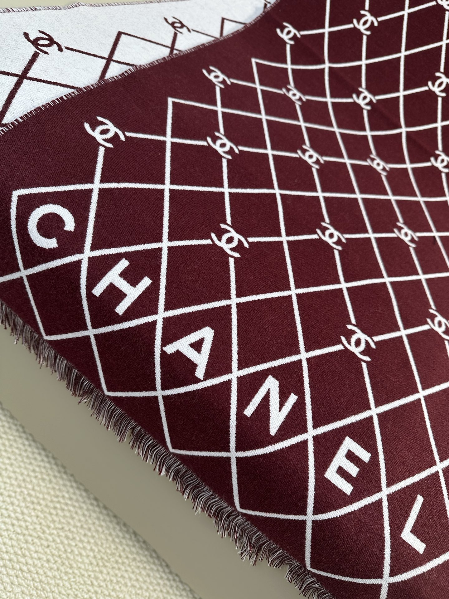 CHANEL 菱格网格贯穿整个面料，搭配分散双C logo，底部印有CHANEL字母，100%绵羊毛（专柜版本绵羊毛双面