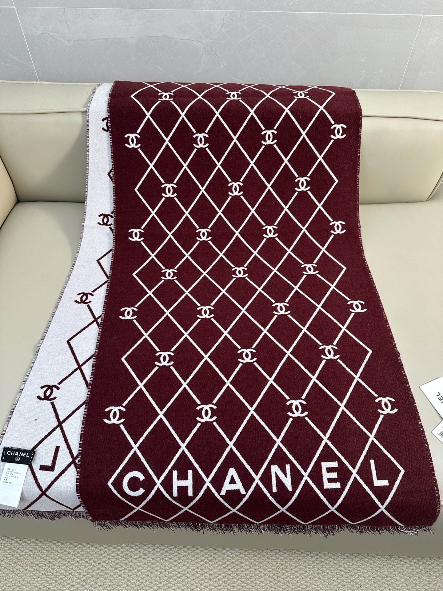 CHANEL 菱格网格贯穿整个面料，搭配分散双C logo，底部印有CHANEL字母，100%绵羊毛（专柜版本绵羊毛双面