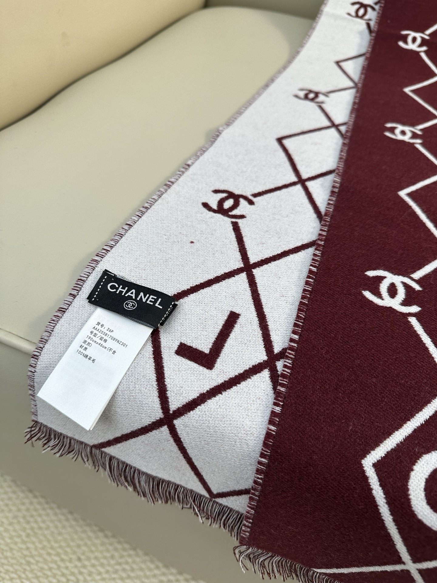 CHANEL 菱格网格贯穿整个面料，搭配分散双C logo，底部印有CHANEL字母，100%绵羊毛（专柜版本绵羊毛双面