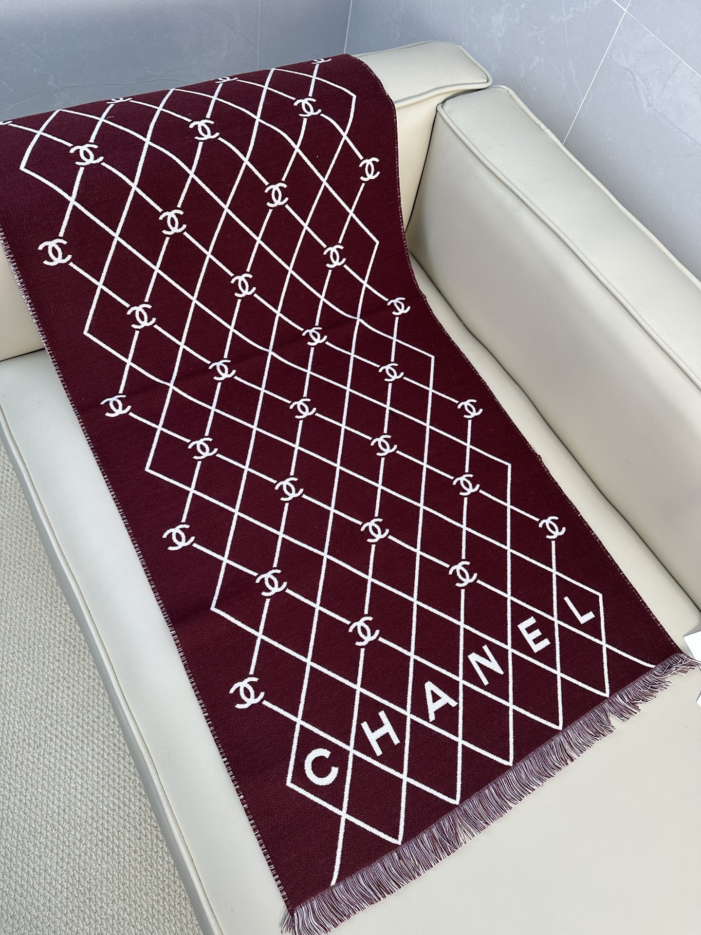 CHANEL 菱格网格贯穿整个面料，搭配分散双C logo，底部印有CHANEL字母，100%绵羊毛（专柜版本绵羊毛双面
