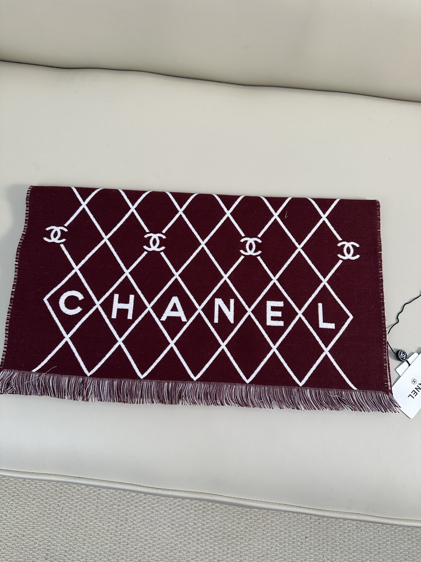 CHANEL 菱格网格贯穿整个面料，搭配分散双C logo，底部印有CHANEL字母，100%绵羊毛（专柜版本绵羊毛双面