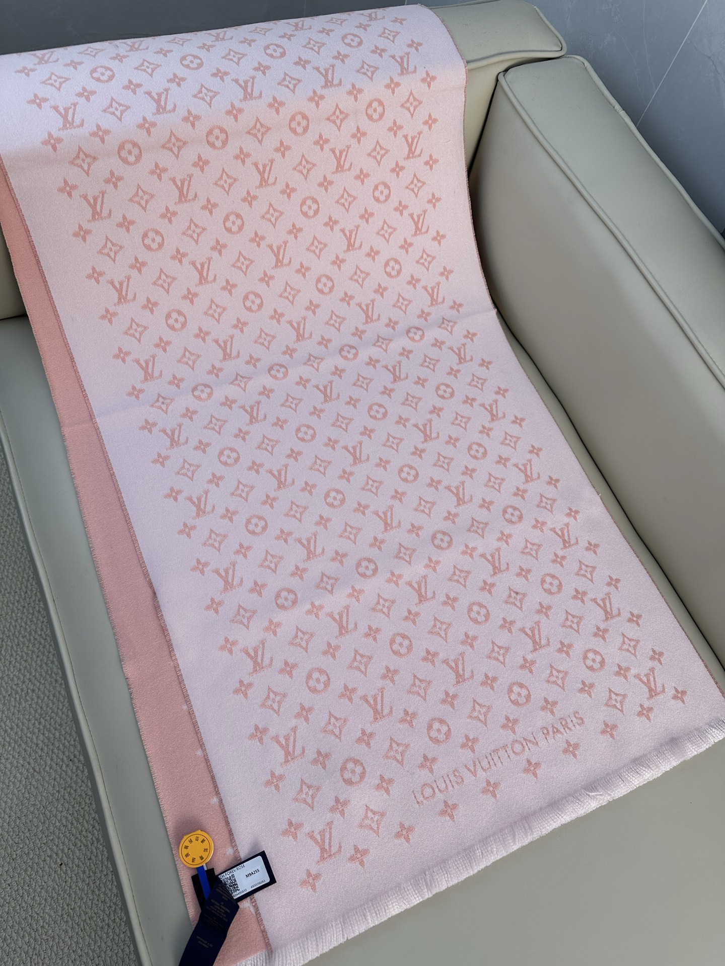 LV FOREVERGRAM [芯片版]绵羊毛流苏披肩围巾 193 x 44cm(长度 x 高)材质：100%绵羊毛 溯