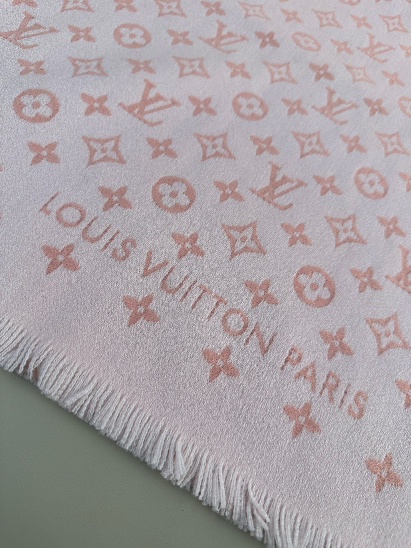 LV FOREVERGRAM [芯片版]绵羊毛流苏披肩围巾 193 x 44cm(长度 x 高)材质：100%绵羊毛 溯