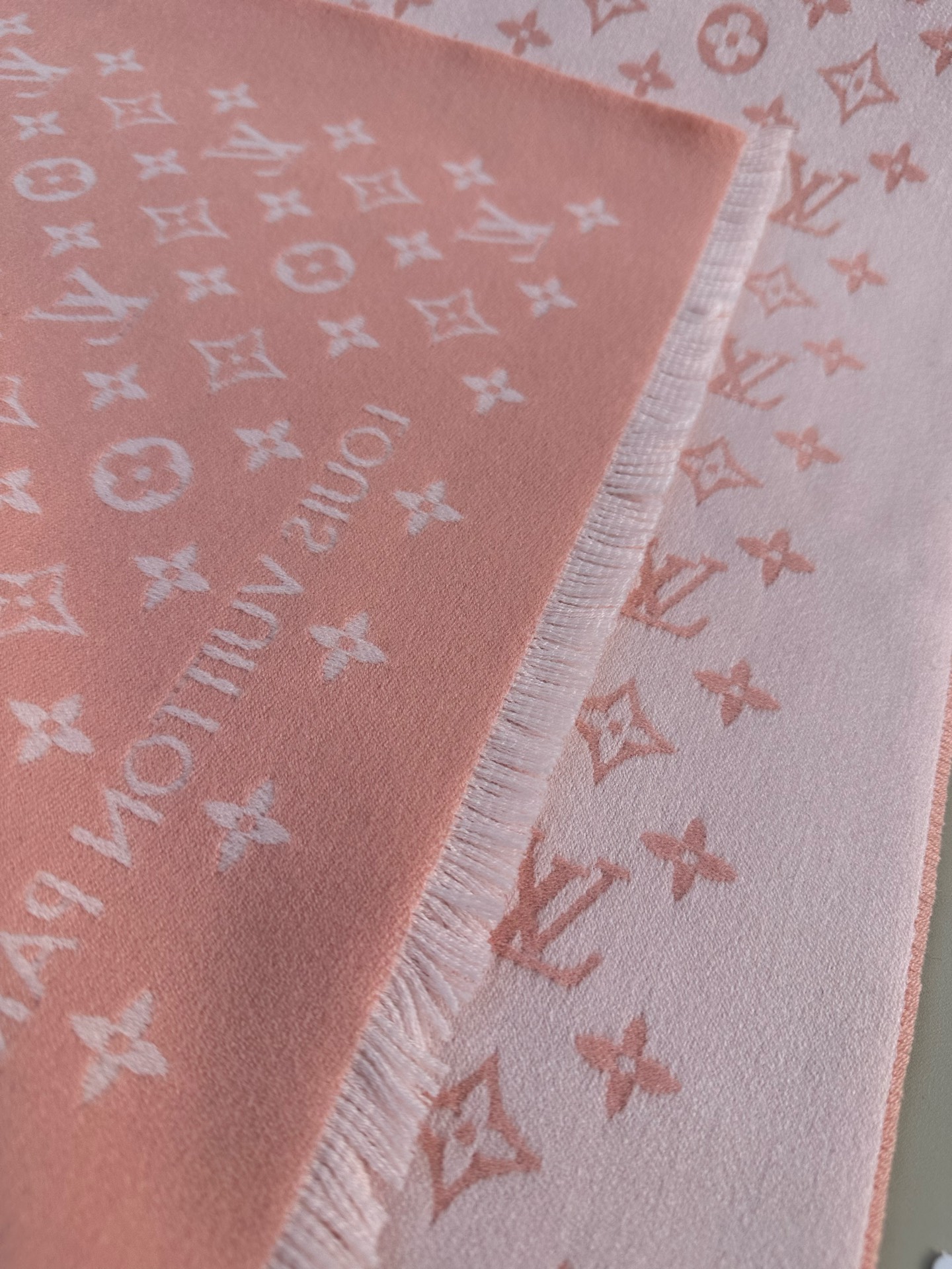 LV FOREVERGRAM [芯片版]绵羊毛流苏披肩围巾 193 x 44cm(长度 x 高)材质：100%绵羊毛 溯