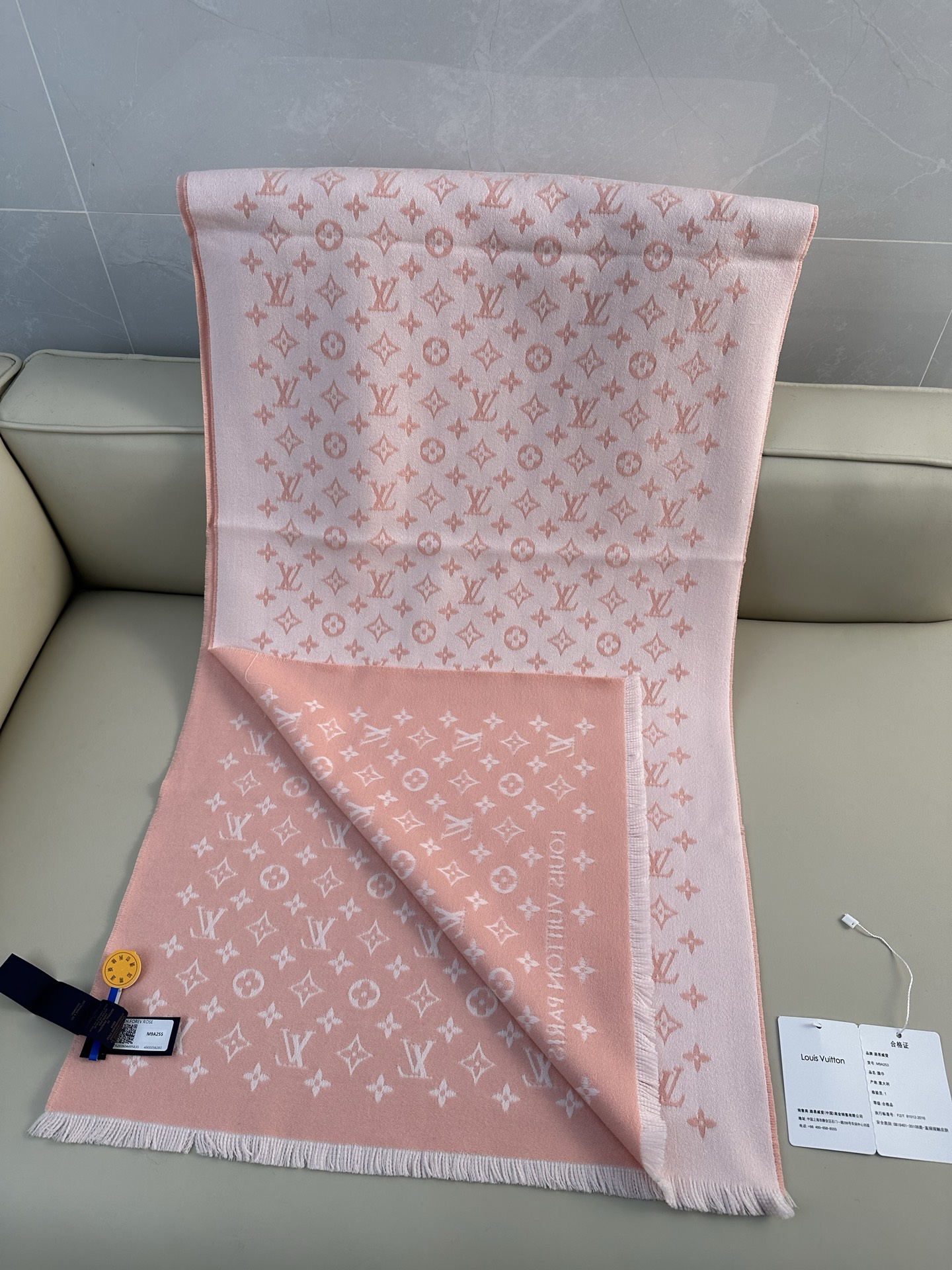 LV FOREVERGRAM [芯片版]绵羊毛流苏披肩围巾 193 x 44cm(长度 x 高)材质：100%绵羊毛 溯