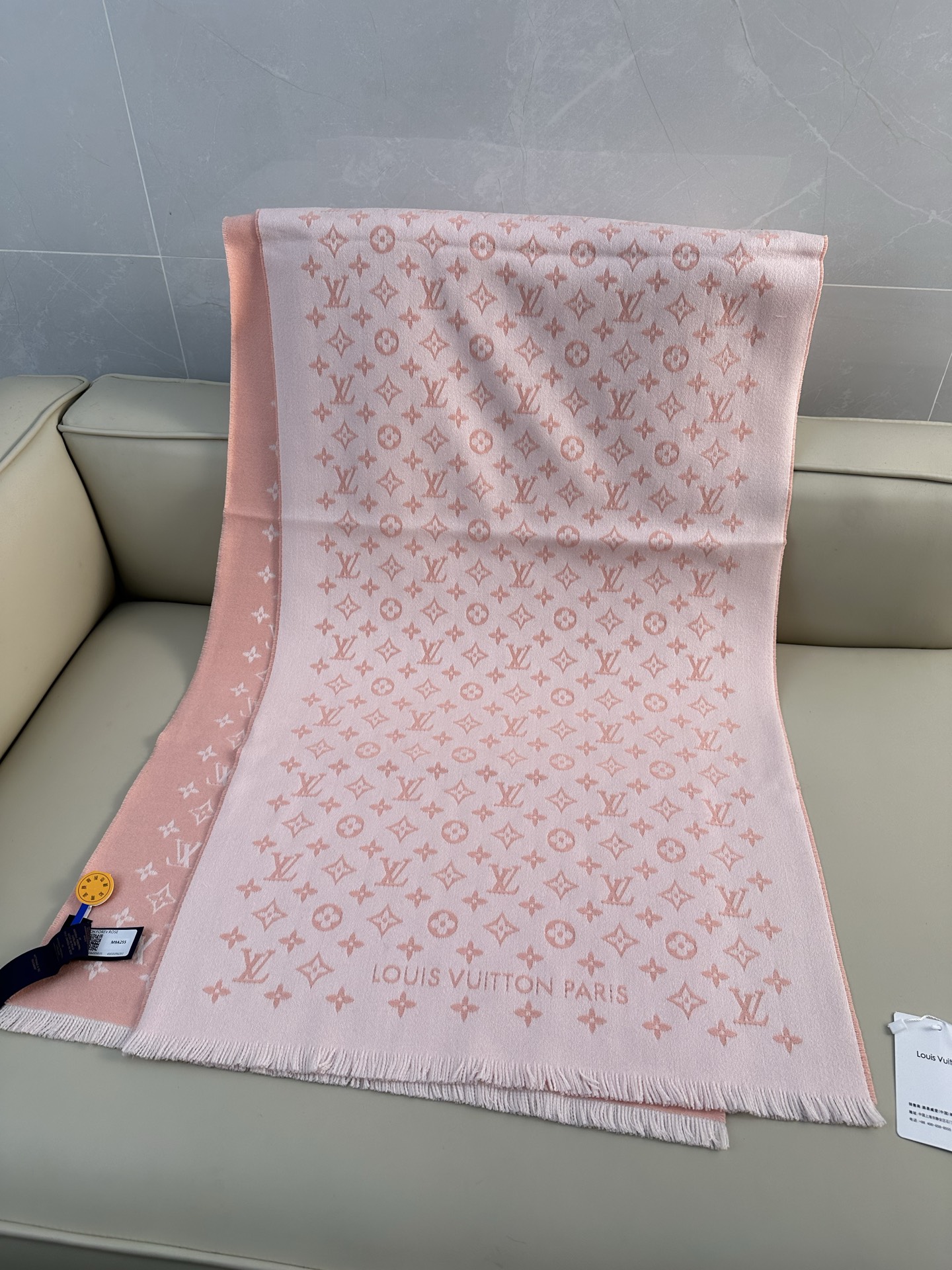 LV FOREVERGRAM [芯片版]绵羊毛流苏披肩围巾 193 x 44cm(长度 x 高)材质：100%绵羊毛 溯