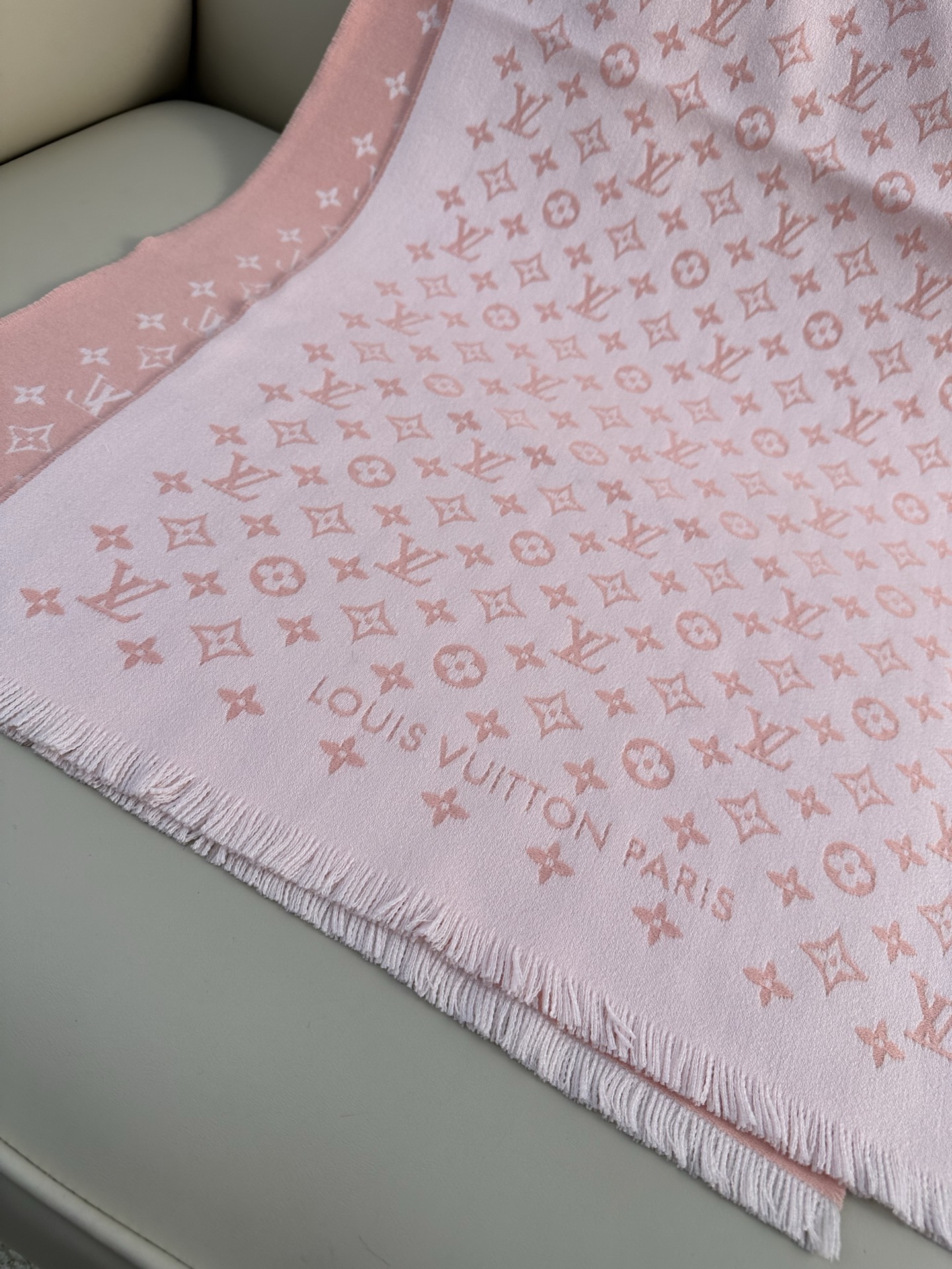 LV FOREVERGRAM [芯片版]绵羊毛流苏披肩围巾 193 x 44cm(长度 x 高)材质：100%绵羊毛 溯
