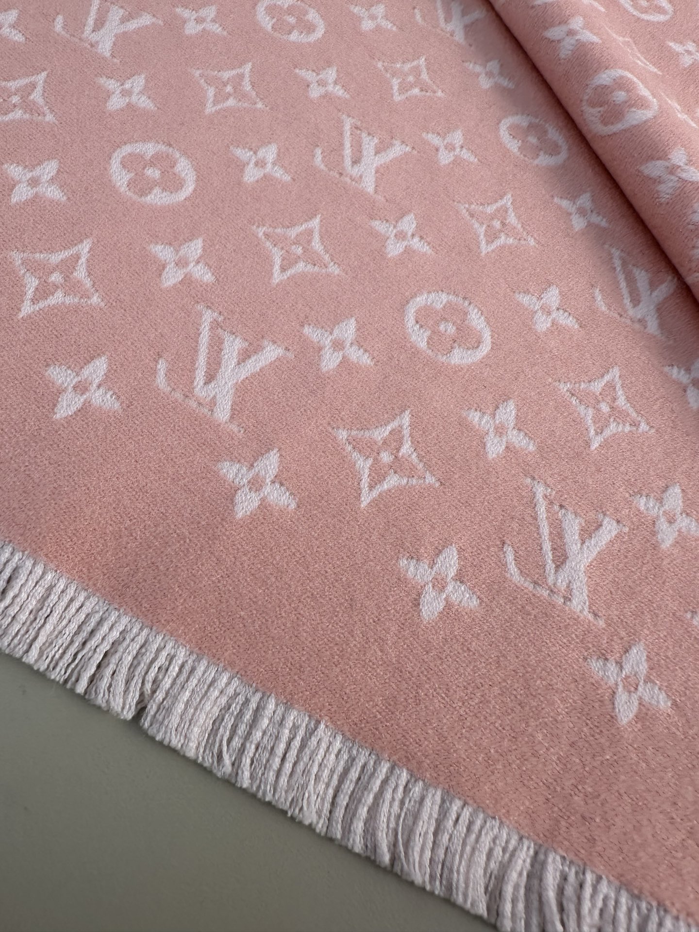 LV FOREVERGRAM [芯片版]绵羊毛流苏披肩围巾 193 x 44cm(长度 x 高)材质：100%绵羊毛 溯