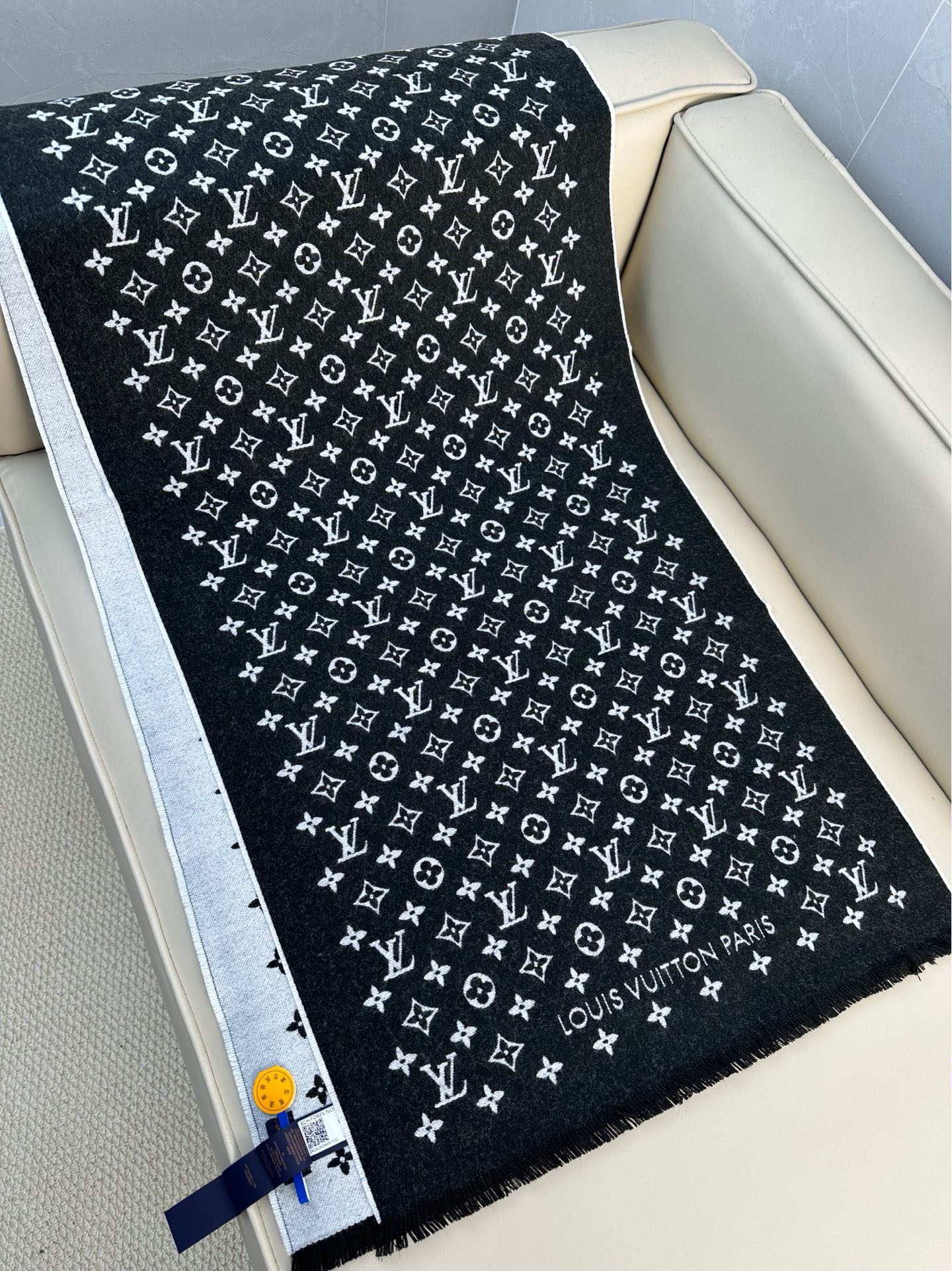 LV FOREVERGRAM [芯片版]绵羊毛流苏披肩围巾 193 x 44cm(长度 x 高)材质：100%绵羊毛 溯