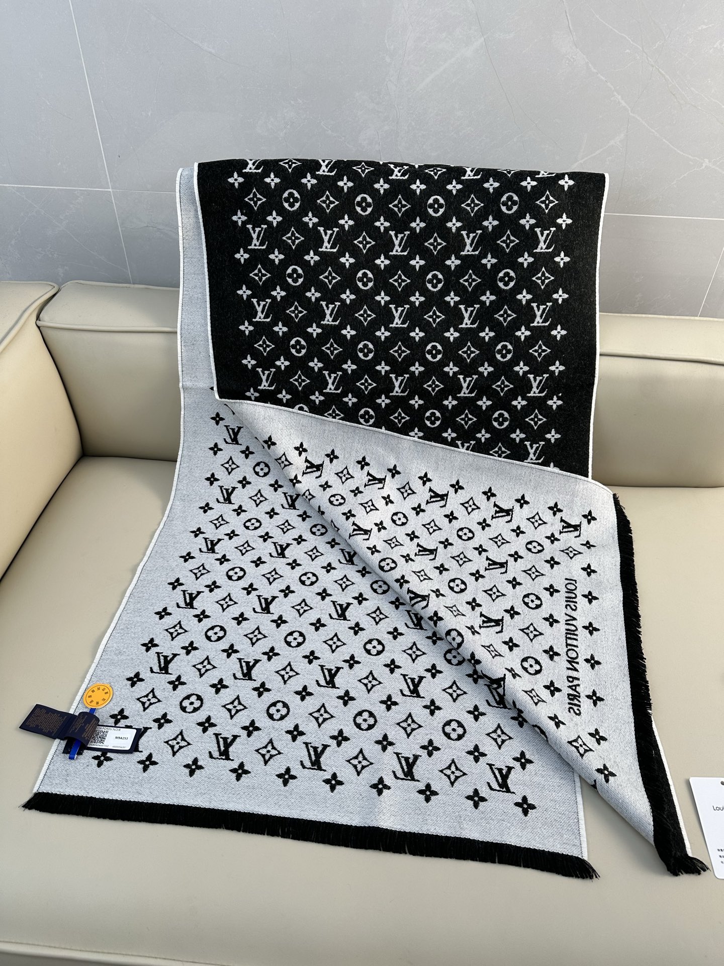 LV FOREVERGRAM [芯片版]绵羊毛流苏披肩围巾 193 x 44cm(长度 x 高)材质：100%绵羊毛 溯