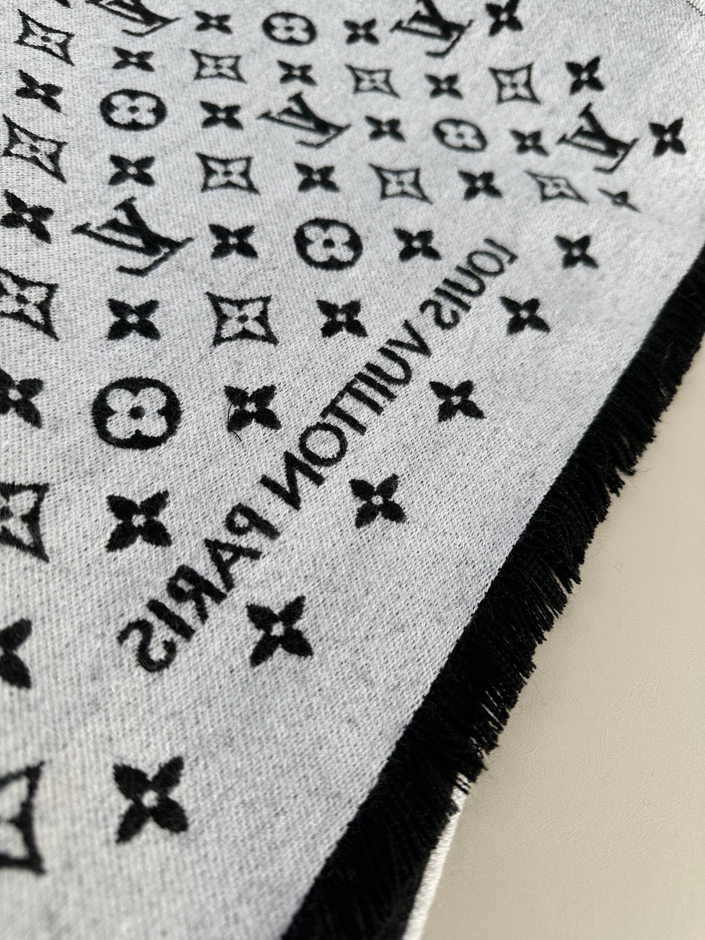 LV FOREVERGRAM [芯片版]绵羊毛流苏披肩围巾 193 x 44cm(长度 x 高)材质：100%绵羊毛 溯