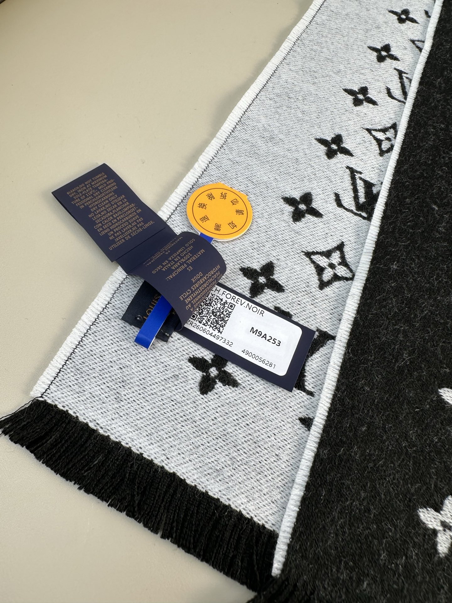 LV FOREVERGRAM [芯片版]绵羊毛流苏披肩围巾 193 x 44cm(长度 x 高)材质：100%绵羊毛 溯