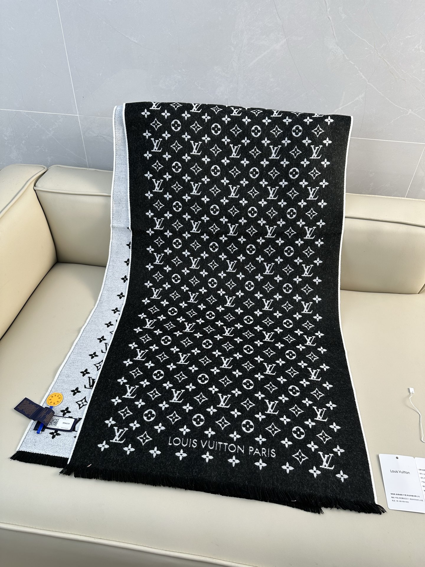 LV FOREVERGRAM [芯片版]绵羊毛流苏披肩围巾 193 x 44cm(长度 x 高)材质：100%绵羊毛 溯
