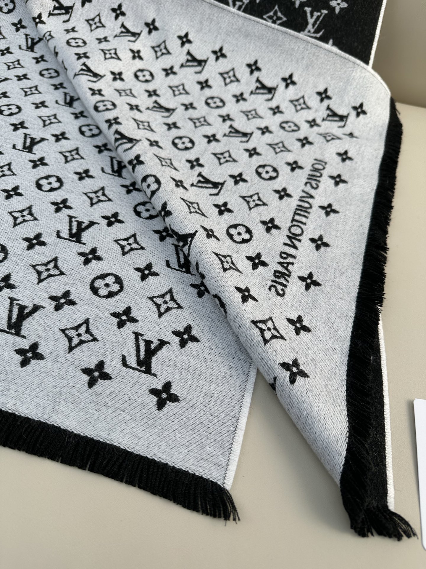 LV FOREVERGRAM [芯片版]绵羊毛流苏披肩围巾 193 x 44cm(长度 x 高)材质：100%绵羊毛 溯
