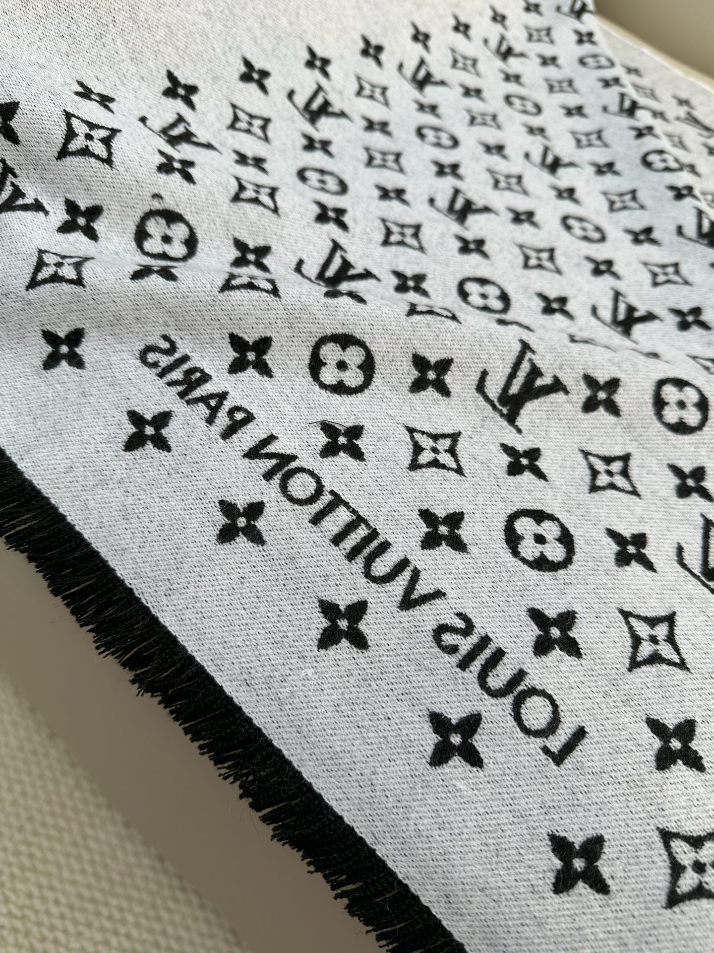 LV FOREVERGRAM [芯片版]绵羊毛流苏披肩围巾 193 x 44cm(长度 x 高)材质：100%绵羊毛 溯