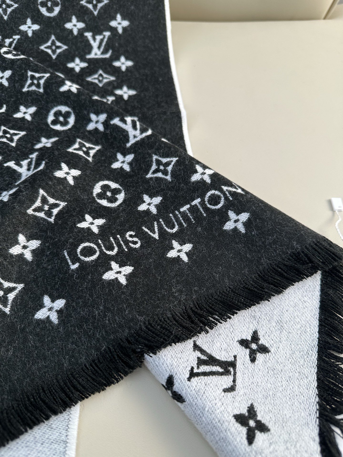 LV FOREVERGRAM [芯片版]绵羊毛流苏披肩围巾 193 x 44cm(长度 x 高)材质：100%绵羊毛 溯