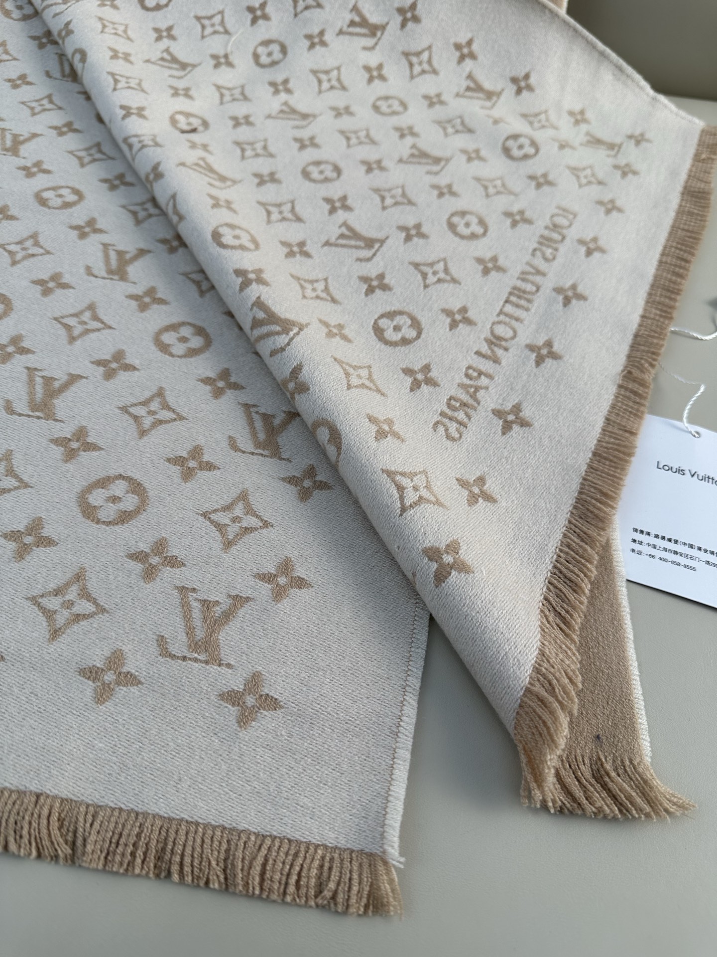 LV FOREVERGRAM [芯片版]绵羊毛流苏披肩围巾 193 x 44cm(长度 x 高)材质：100%绵羊毛 溯