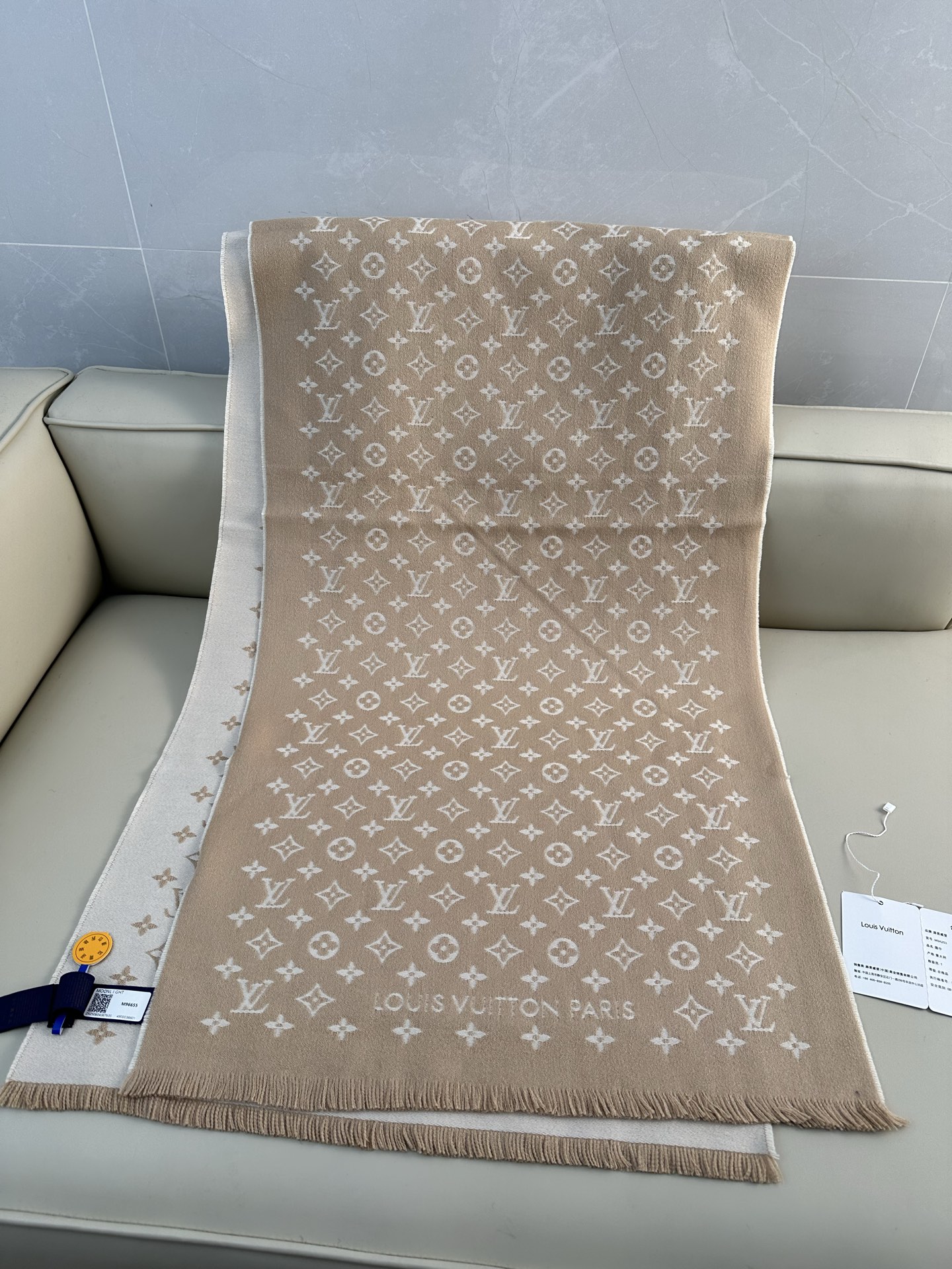 LV FOREVERGRAM [芯片版]绵羊毛流苏披肩围巾 193 x 44cm(长度 x 高)材质：100%绵羊毛 溯