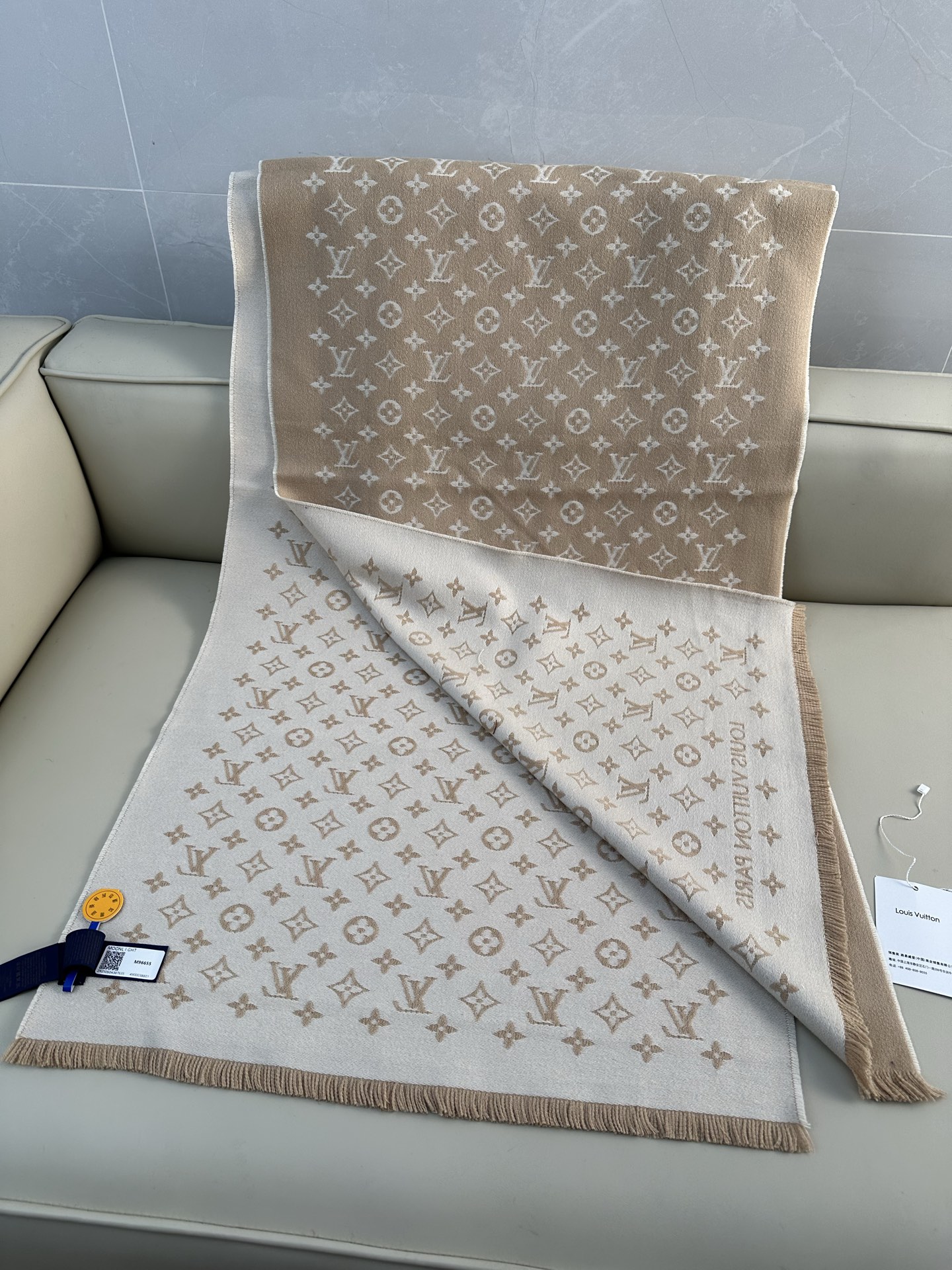 LV FOREVERGRAM [芯片版]绵羊毛流苏披肩围巾 193 x 44cm(长度 x 高)材质：100%绵羊毛 溯