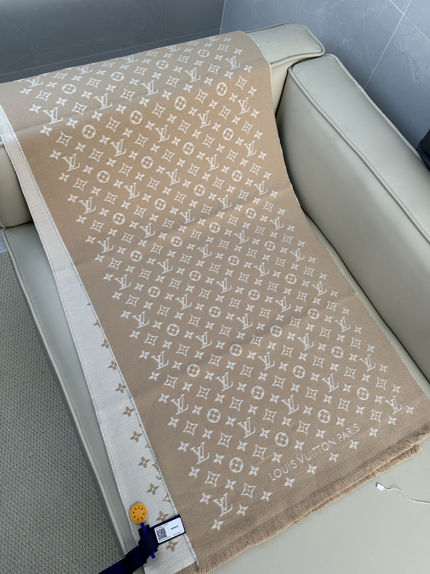 LV FOREVERGRAM [芯片版]绵羊毛流苏披肩围巾 193 x 44cm(长度 x 高)材质：100%绵羊毛 溯