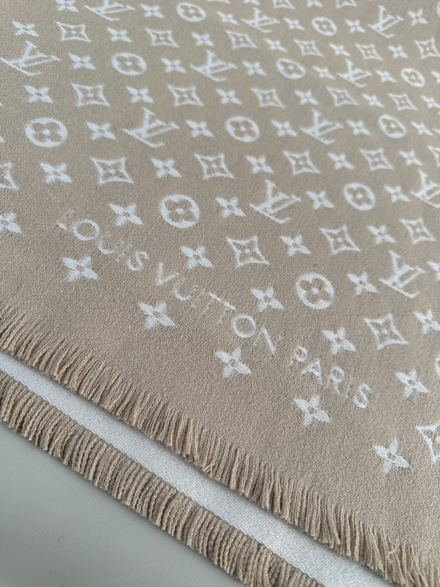 LV FOREVERGRAM [芯片版]绵羊毛流苏披肩围巾 193 x 44cm(长度 x 高)材质：100%绵羊毛 溯