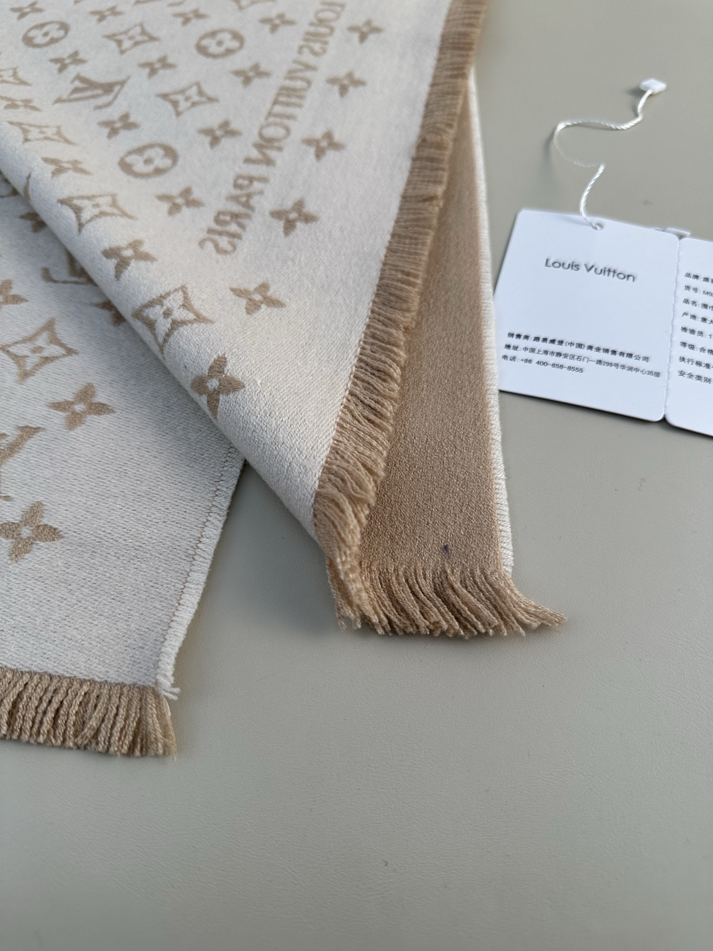 LV FOREVERGRAM [芯片版]绵羊毛流苏披肩围巾 193 x 44cm(长度 x 高)材质：100%绵羊毛 溯