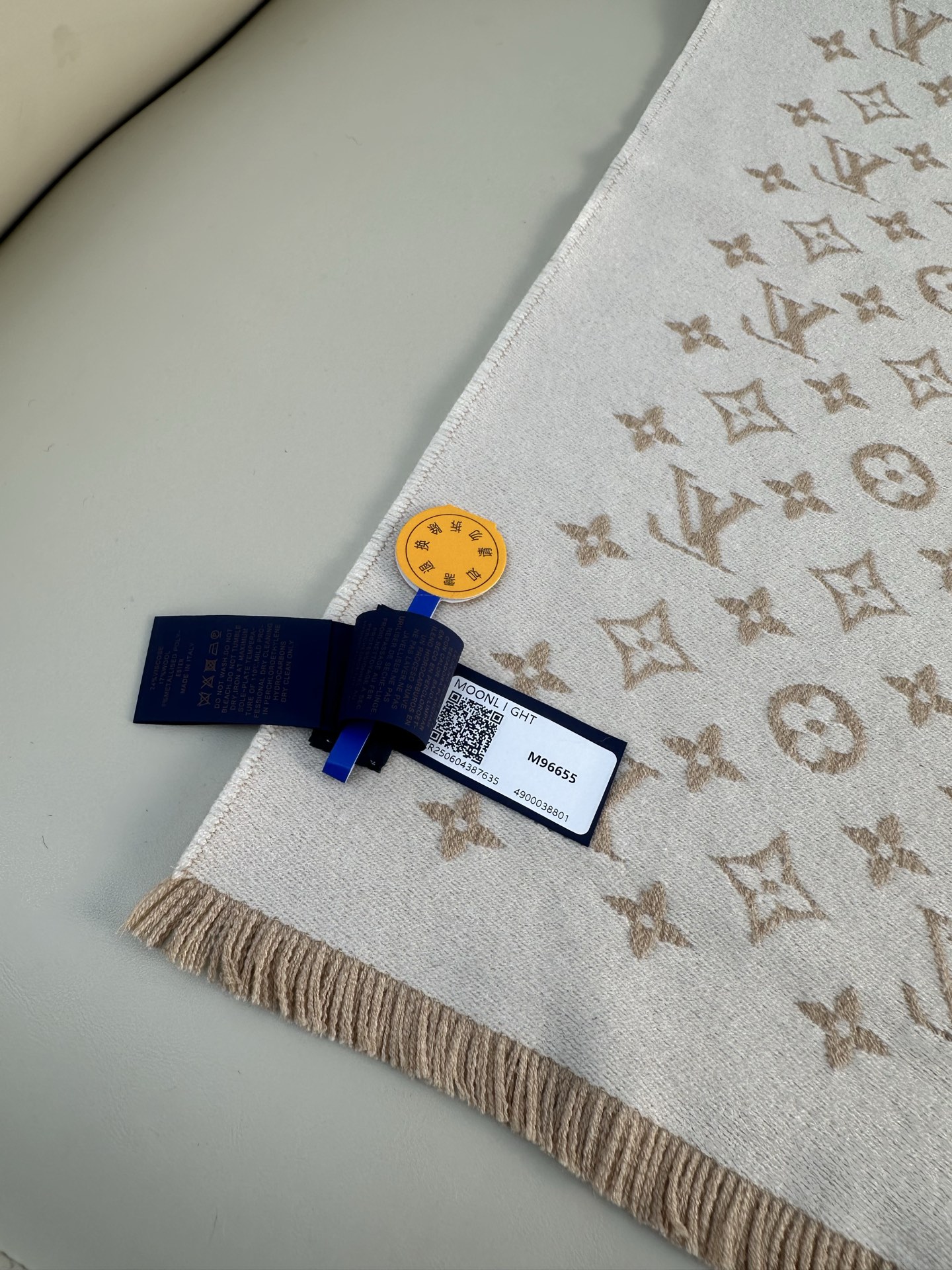 LV FOREVERGRAM [芯片版]绵羊毛流苏披肩围巾 193 x 44cm(长度 x 高)材质：100%绵羊毛 溯