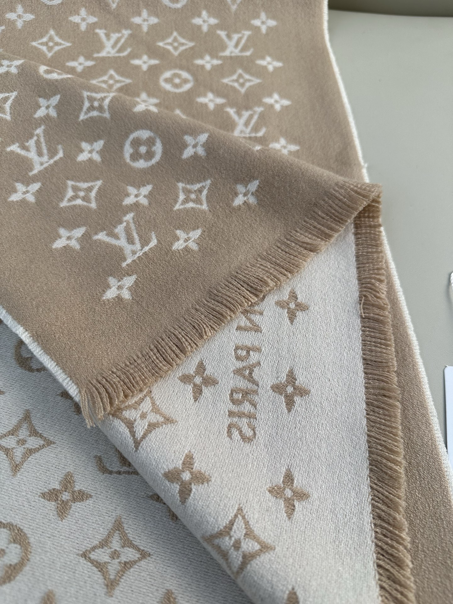 LV FOREVERGRAM [芯片版]绵羊毛流苏披肩围巾 193 x 44cm(长度 x 高)材质：100%绵羊毛 溯