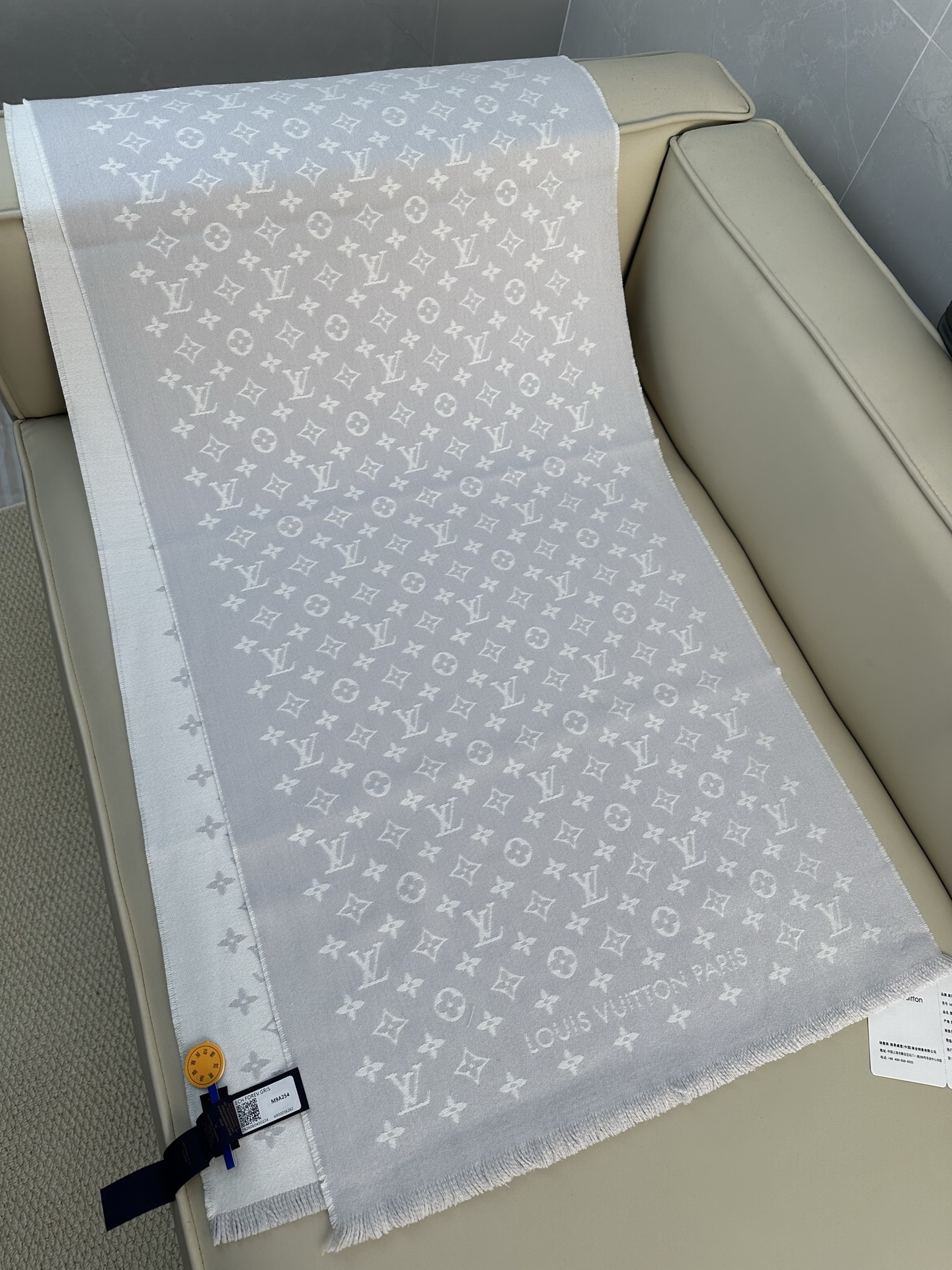 LV FOREVERGRAM [芯片版]绵羊毛流苏披肩围巾 193 x 44cm(长度 x 高)材质：100%绵羊毛 溯