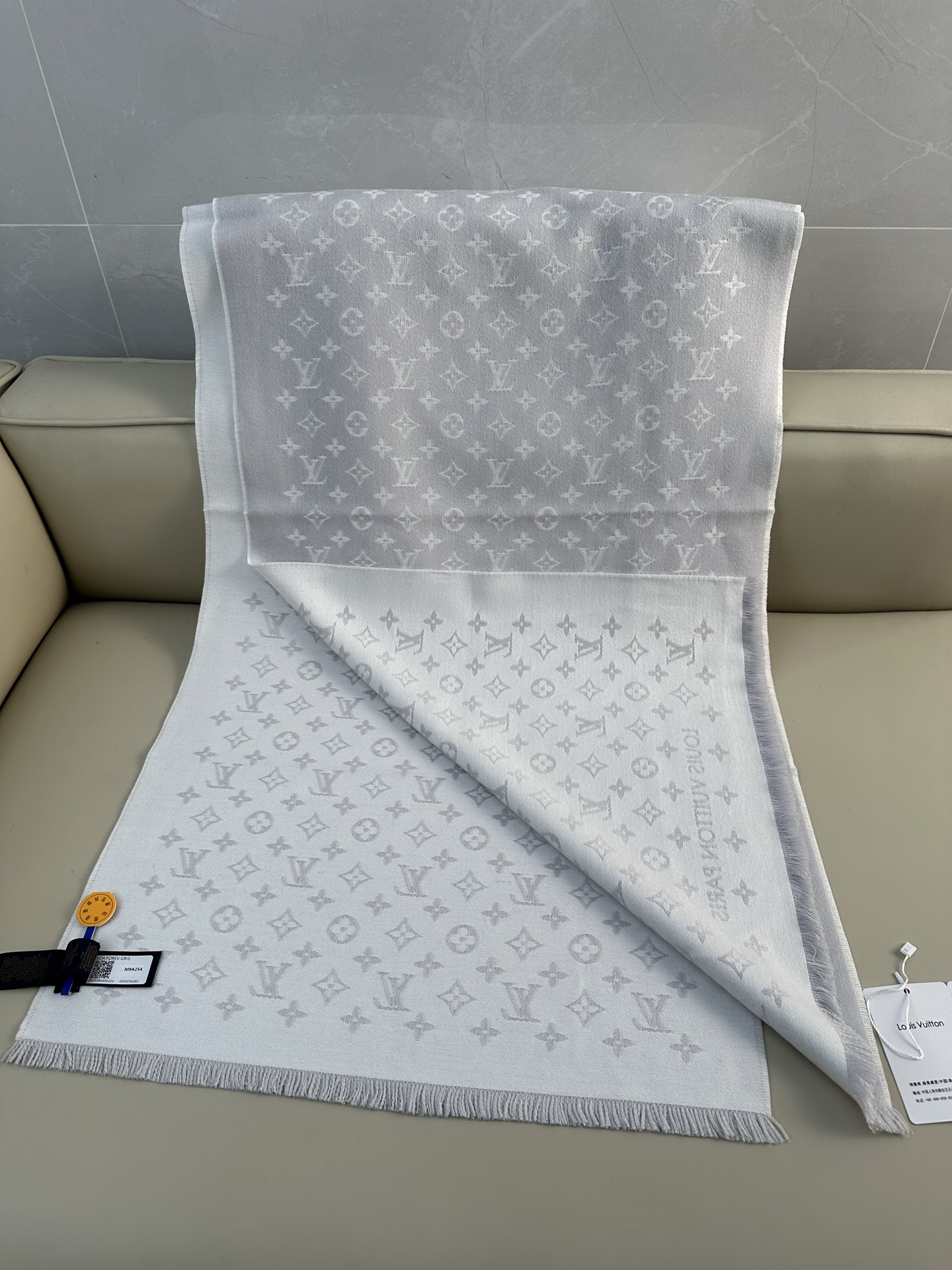 LV FOREVERGRAM [芯片版]绵羊毛流苏披肩围巾 193 x 44cm(长度 x 高)材质：100%绵羊毛 溯