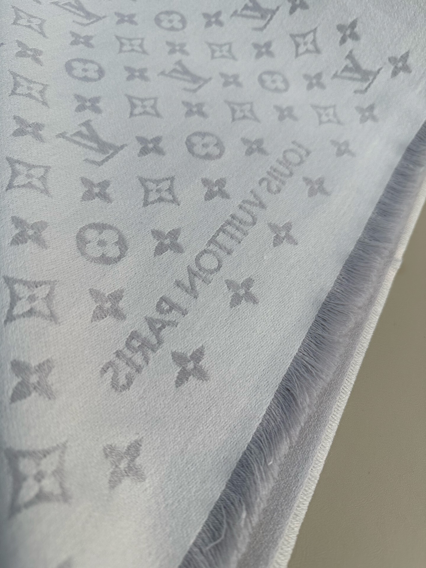 LV FOREVERGRAM [芯片版]绵羊毛流苏披肩围巾 193 x 44cm(长度 x 高)材质：100%绵羊毛 溯
