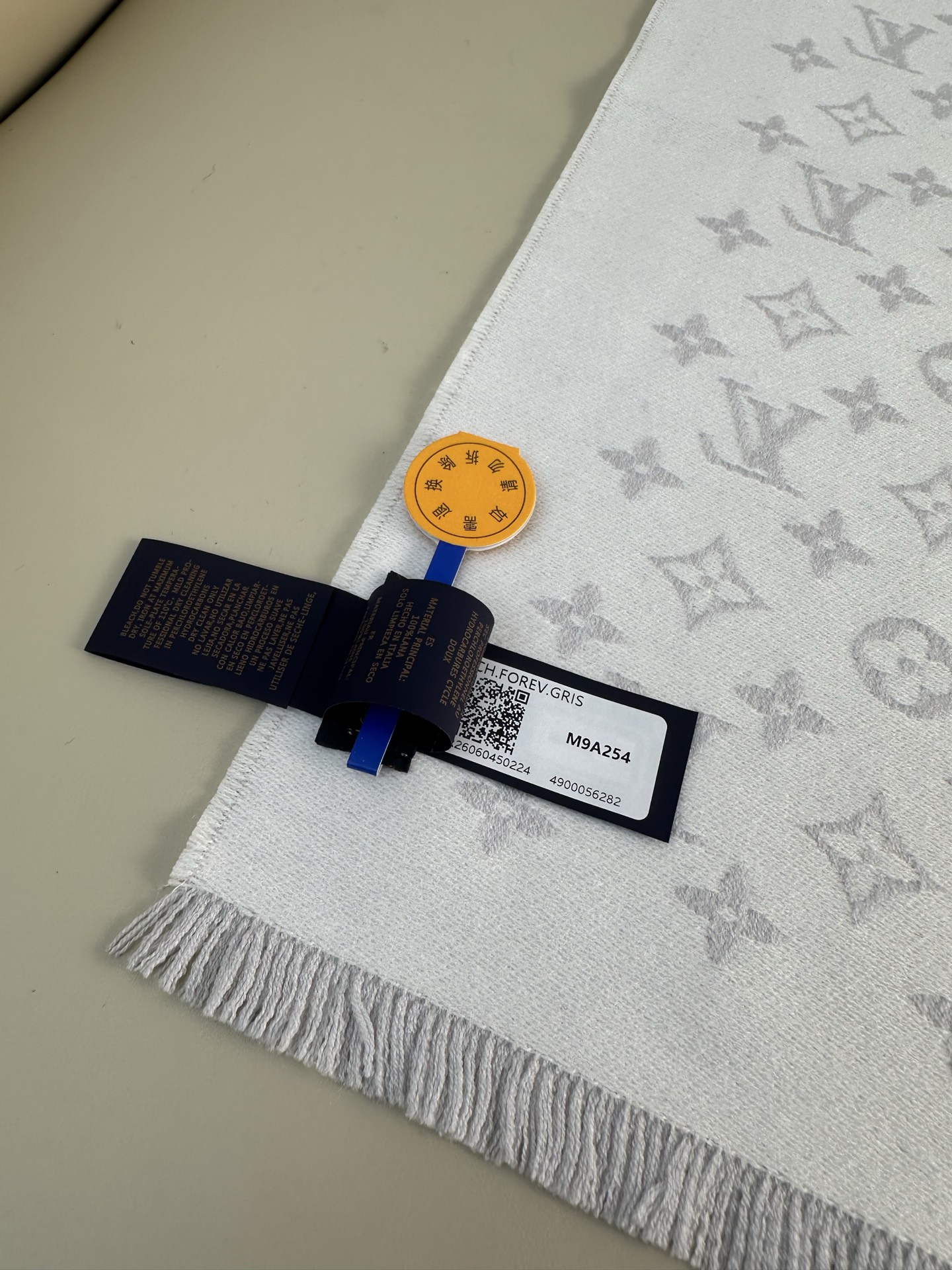 LV FOREVERGRAM [芯片版]绵羊毛流苏披肩围巾 193 x 44cm(长度 x 高)材质：100%绵羊毛 溯