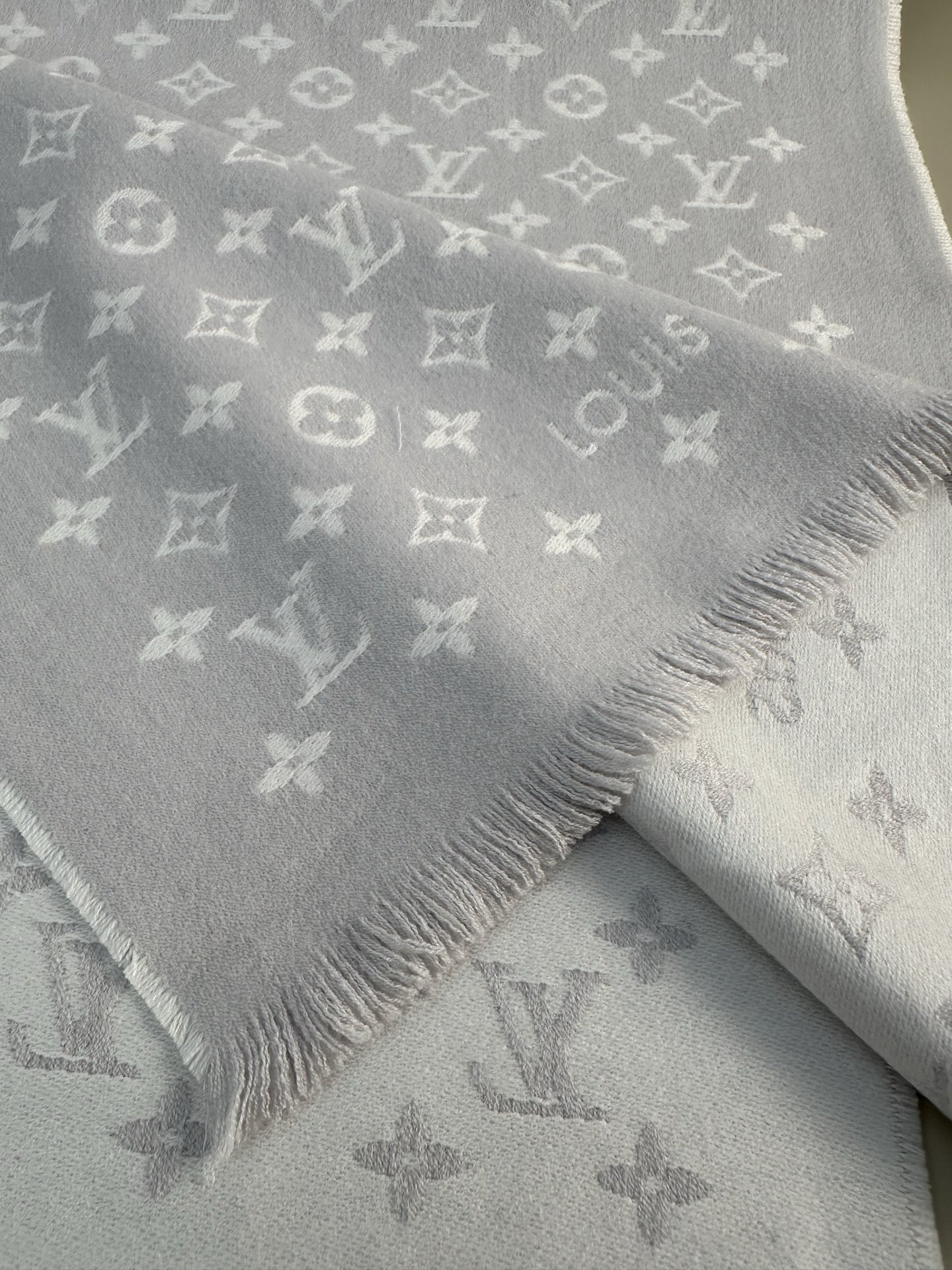 LV FOREVERGRAM [芯片版]绵羊毛流苏披肩围巾 193 x 44cm(长度 x 高)材质：100%绵羊毛 溯