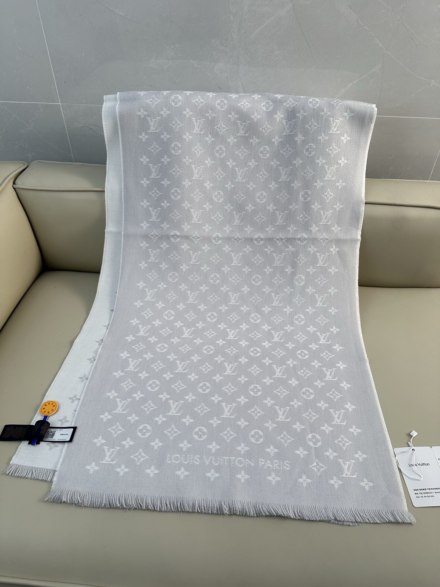 LV FOREVERGRAM [芯片版]绵羊毛流苏披肩围巾 193 x 44cm(长度 x 高)材质：100%绵羊毛 溯