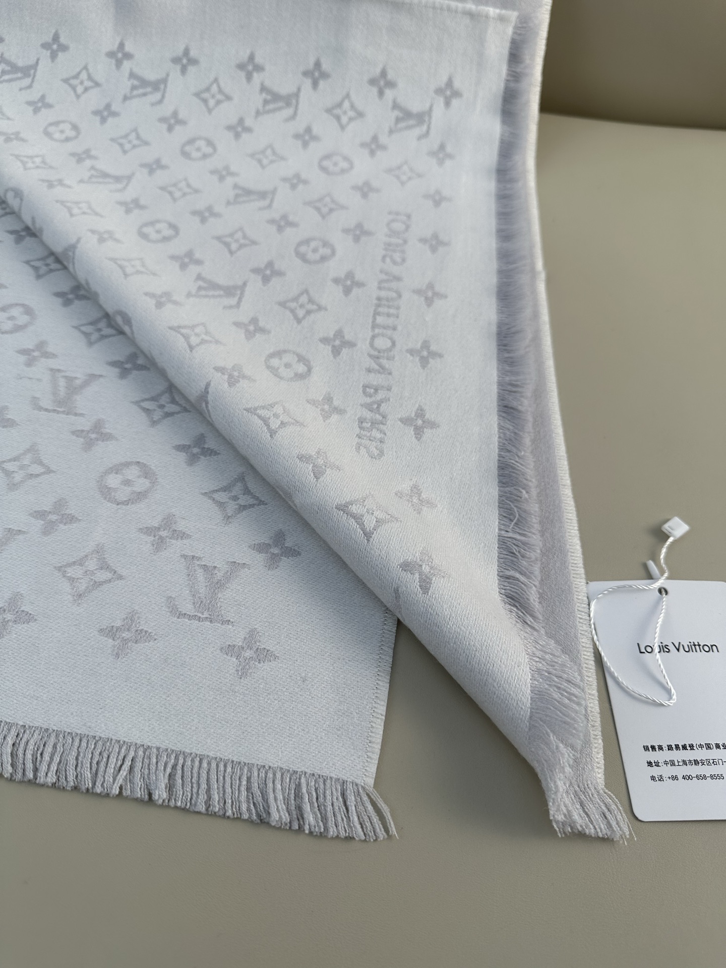 LV FOREVERGRAM [芯片版]绵羊毛流苏披肩围巾 193 x 44cm(长度 x 高)材质：100%绵羊毛 溯