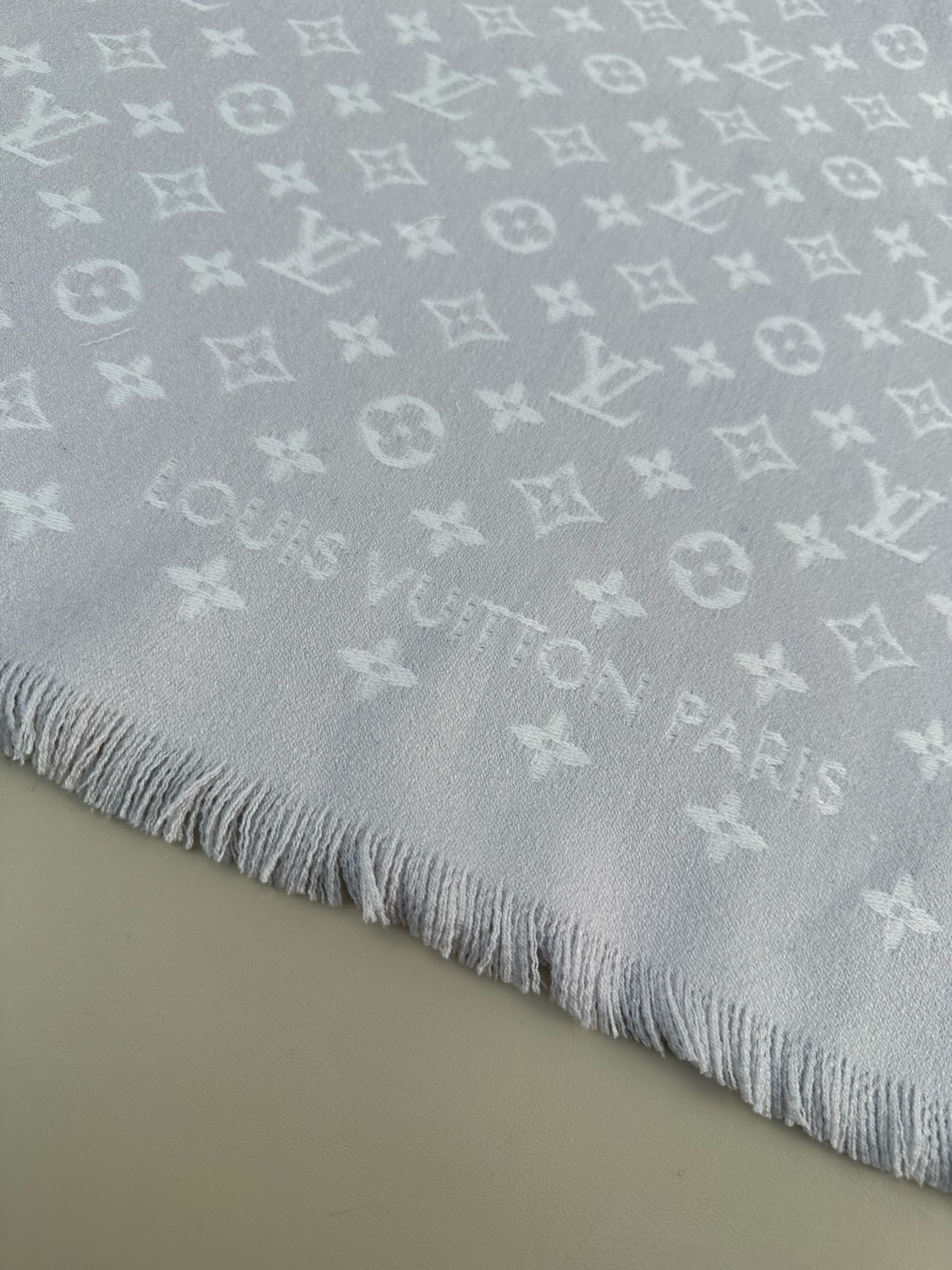 LV FOREVERGRAM [芯片版]绵羊毛流苏披肩围巾 193 x 44cm(长度 x 高)材质：100%绵羊毛 溯