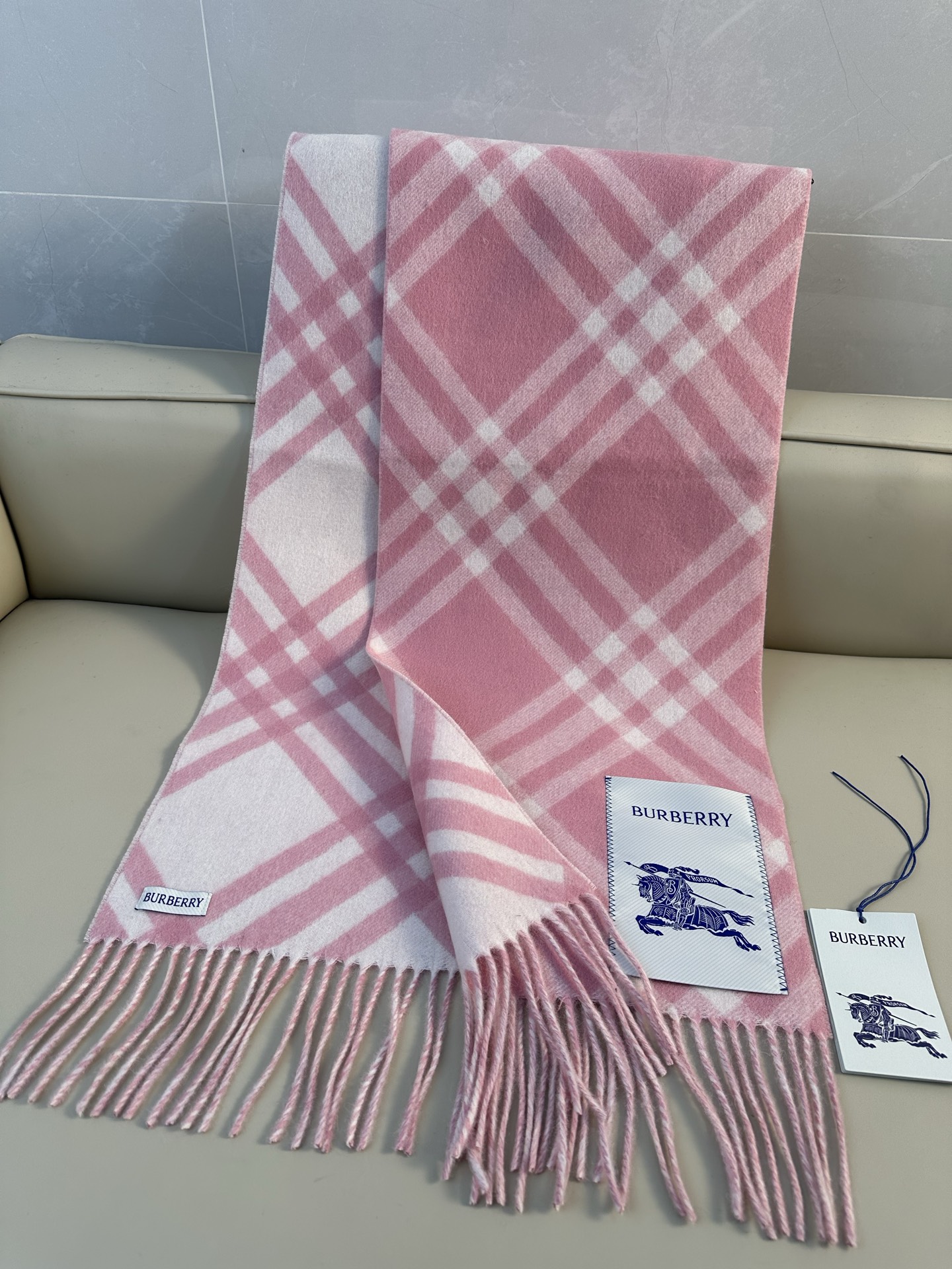 [新色]𝐁𝐁𝐫 格纹羊绒围巾 168*30cm.100%山羊绒 双面羊绒围巾，装饰精纺新季格纹。使用传统纺织机悉心制成。