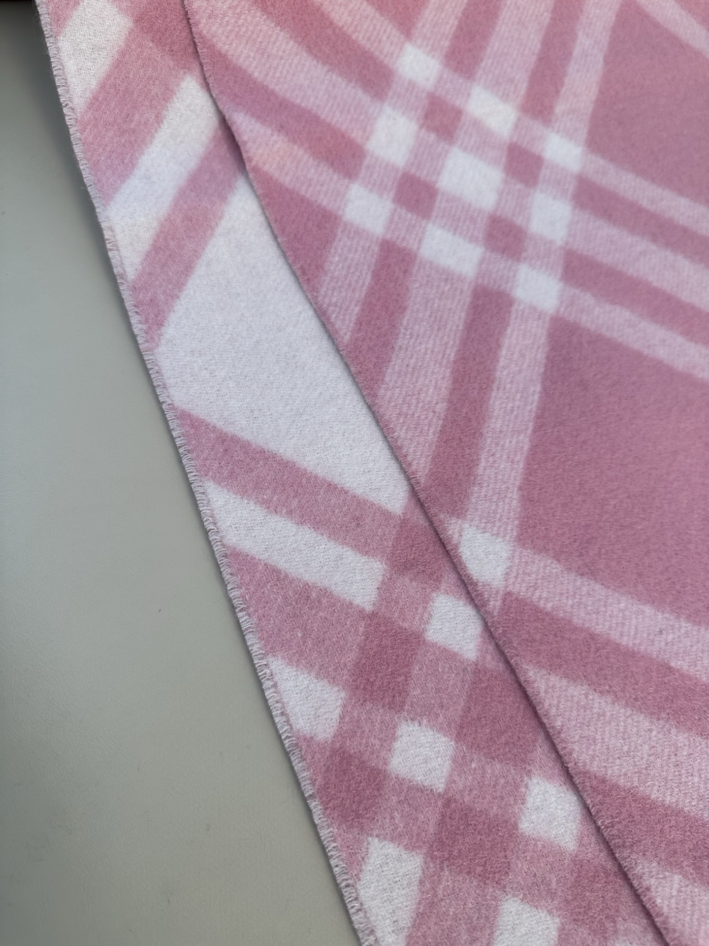 [新色]𝐁𝐁𝐫 格纹羊绒围巾 168*30cm.100%山羊绒 双面羊绒围巾，装饰精纺新季格纹。使用传统纺织机悉心制成。