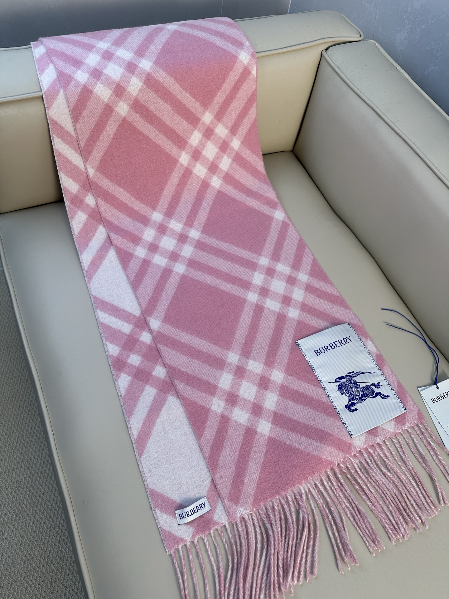 [新色]𝐁𝐁𝐫 格纹羊绒围巾 168*30cm.100%山羊绒 双面羊绒围巾，装饰精纺新季格纹。使用传统纺织机悉心制成。