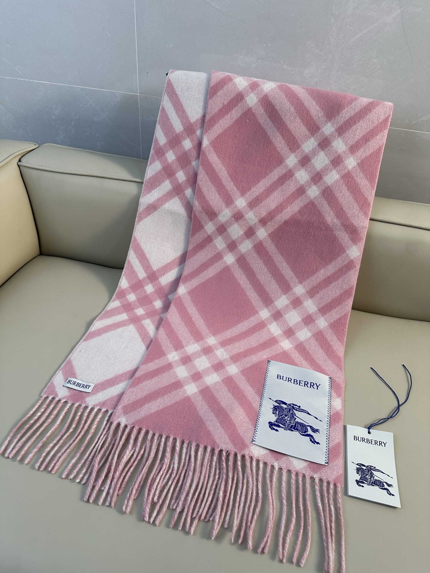 [新色]𝐁𝐁𝐫 格纹羊绒围巾 168*30cm.100%山羊绒 双面羊绒围巾，装饰精纺新季格纹。使用传统纺织机悉心制成。