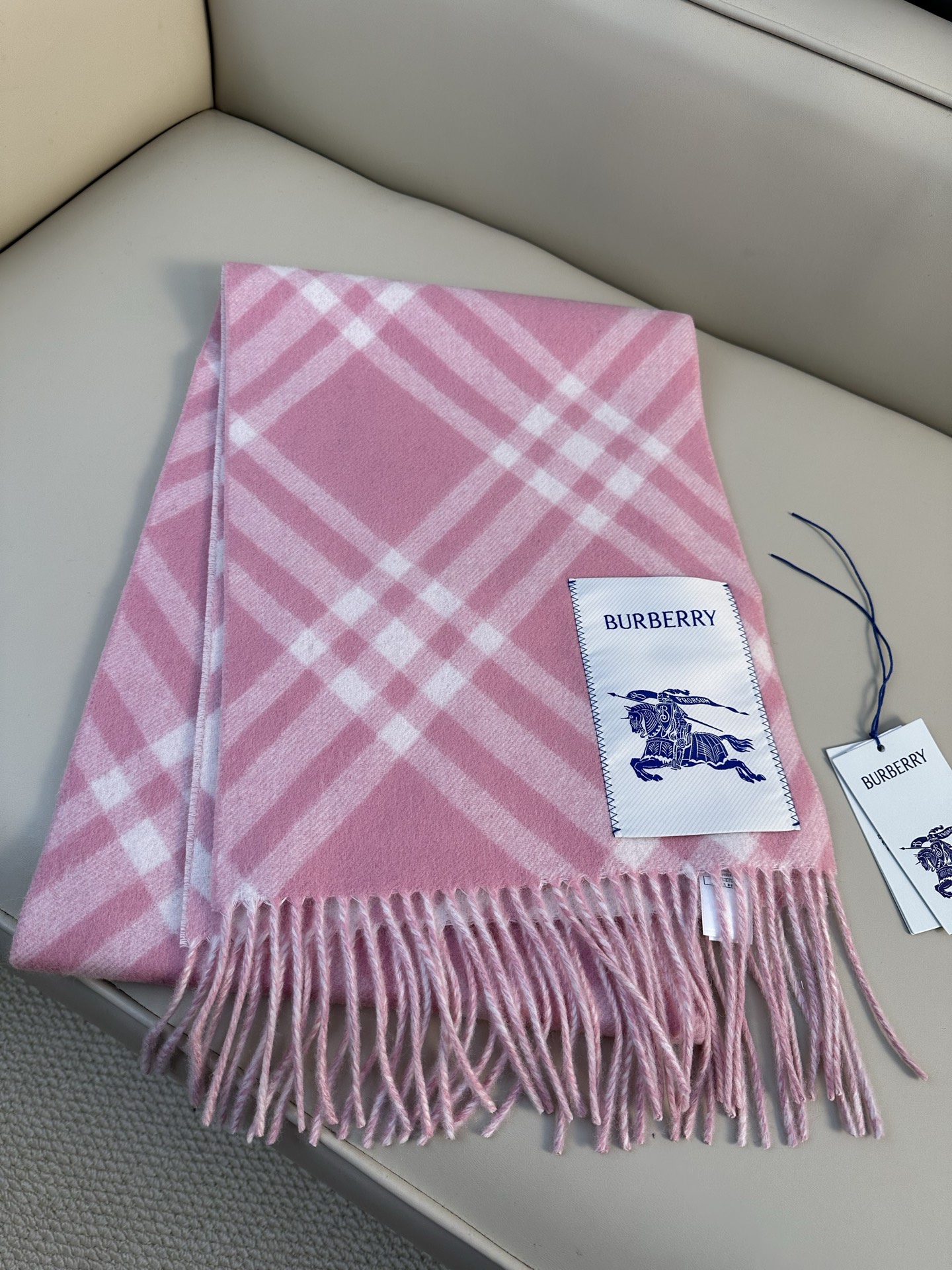[新色]𝐁𝐁𝐫 格纹羊绒围巾 168*30cm.100%山羊绒 双面羊绒围巾，装饰精纺新季格纹。使用传统纺织机悉心制成。