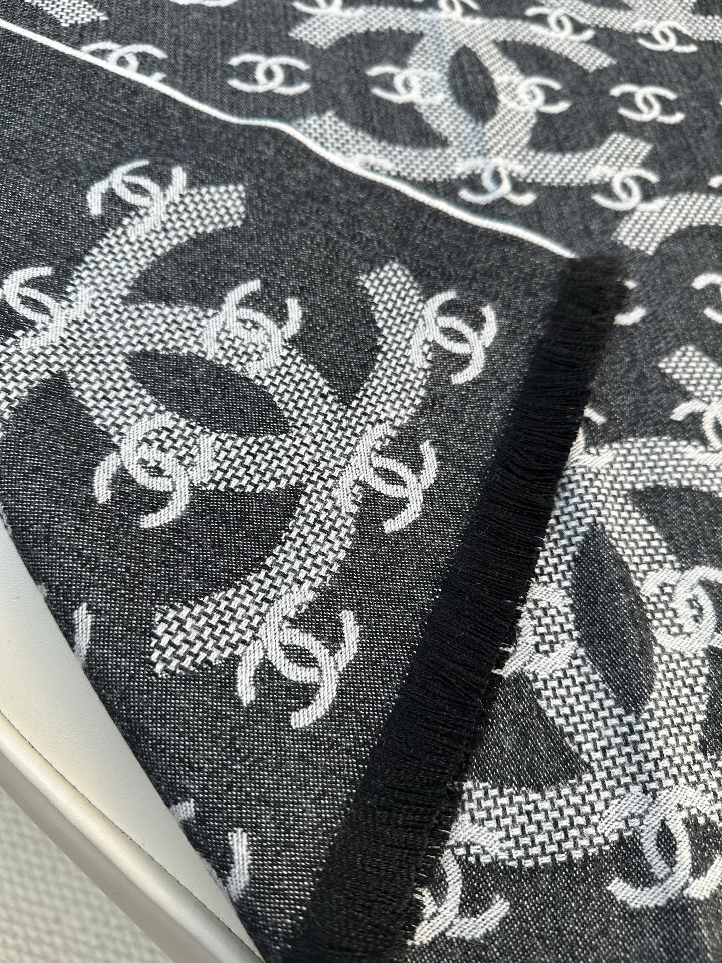 CHANEL秋冬系列双面提花大披肩 约70×200cm可做围巾、披肩两用 66%羊毛10%羊绒24%桑蚕丝，厚实软糯，保