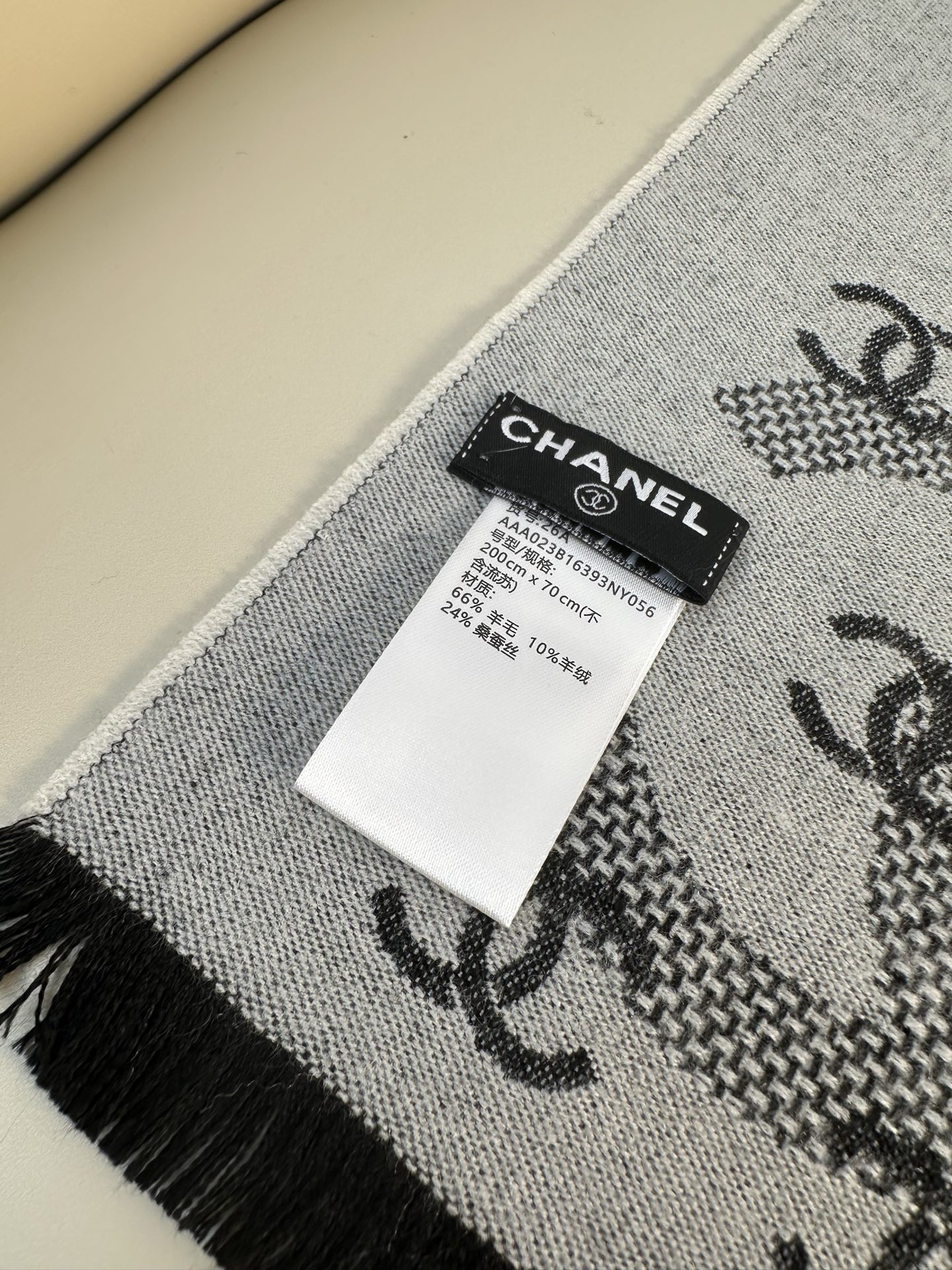 CHANEL秋冬系列双面提花大披肩 约70×200cm可做围巾、披肩两用 66%羊毛10%羊绒24%桑蚕丝，厚实软糯，保