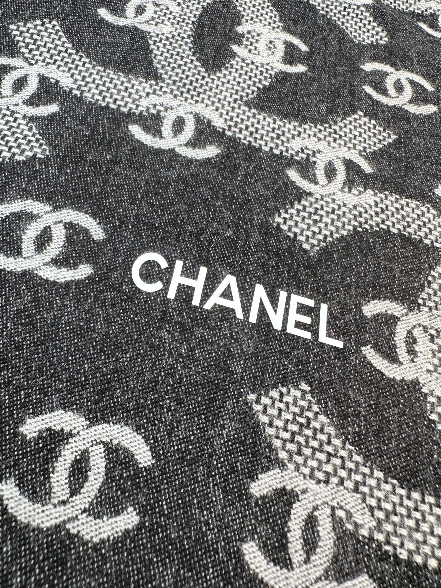 CHANEL秋冬系列双面提花大披肩 约70×200cm可做围巾、披肩两用 66%羊毛10%羊绒24%桑蚕丝，厚实软糯，保