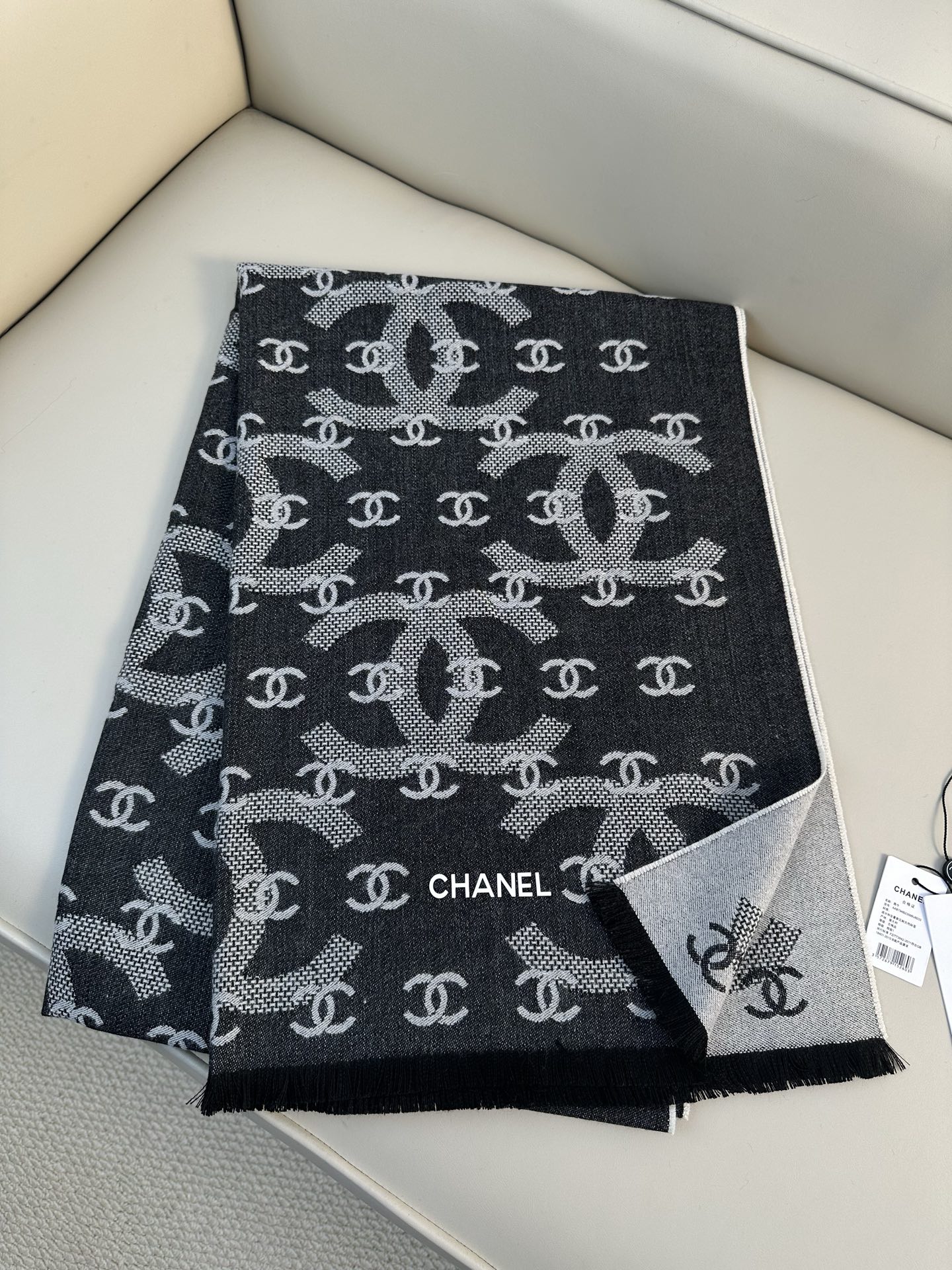 CHANEL秋冬系列双面提花大披肩 约70×200cm可做围巾、披肩两用 66%羊毛10%羊绒24%桑蚕丝，厚实软糯，保