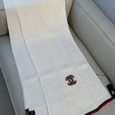 CHANEL香奈儿 米白竖坑条撞色边刺绣双C针织围巾 尺寸约35×180cm羊毛针织,厚实有弹性,柔软亲肤,双C采用红黑 CHANEL香奈儿 米白竖坑条撞色边刺绣双C针织围巾 尺寸约35×180cm羊毛针织,厚实有弹性,柔软亲肤,双C采用红黑